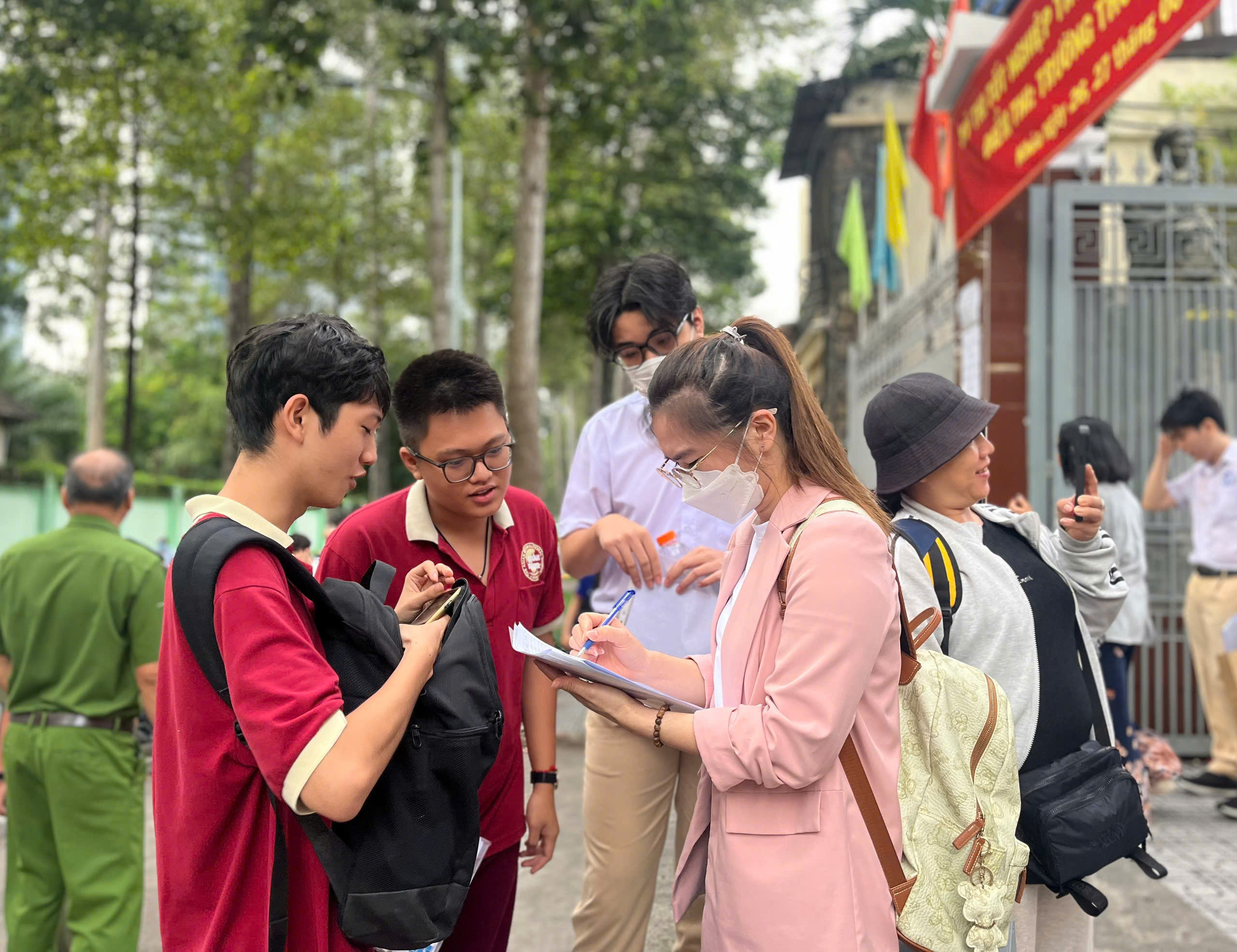 Mức đóng BHYT hộ gia đình, sinh viên, học sinh mới nhất ở TP HCM- Ảnh 3.
