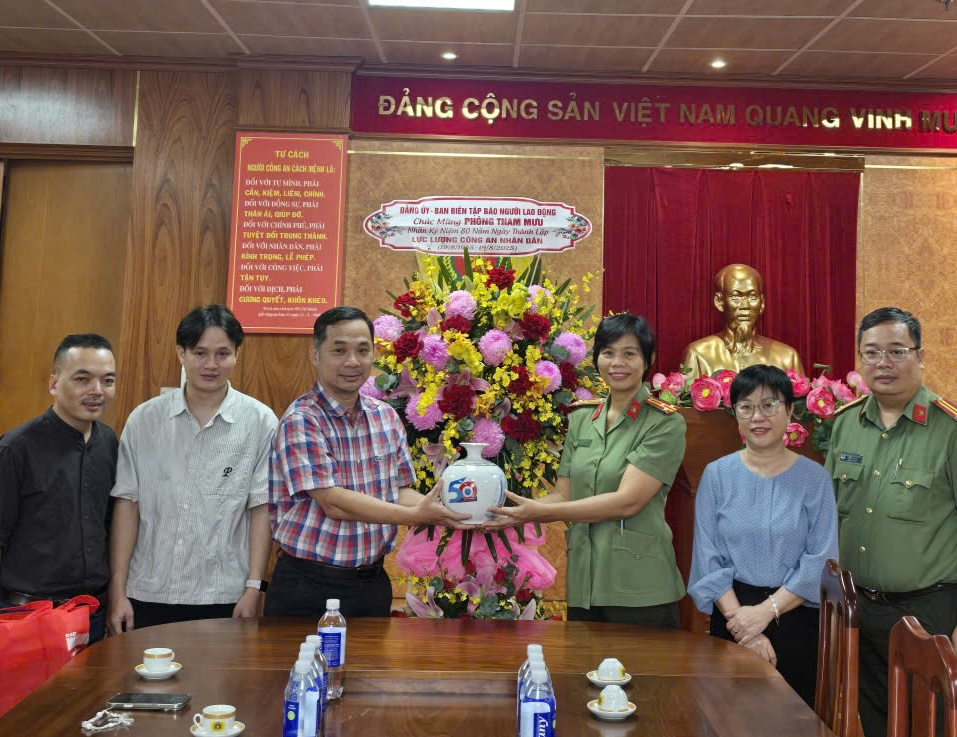 Báo Người Lao Động thăm, chúc mừng Công an TP HCM - Ảnh 2.