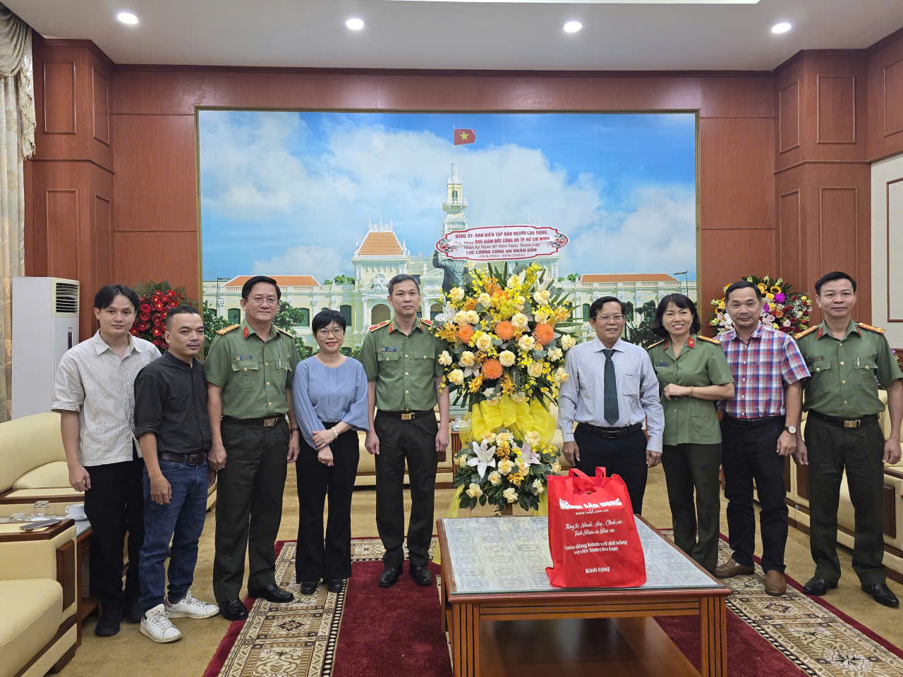 Báo Người Lao Động thăm, chúc mừng Công an TP HCM - Ảnh 1.