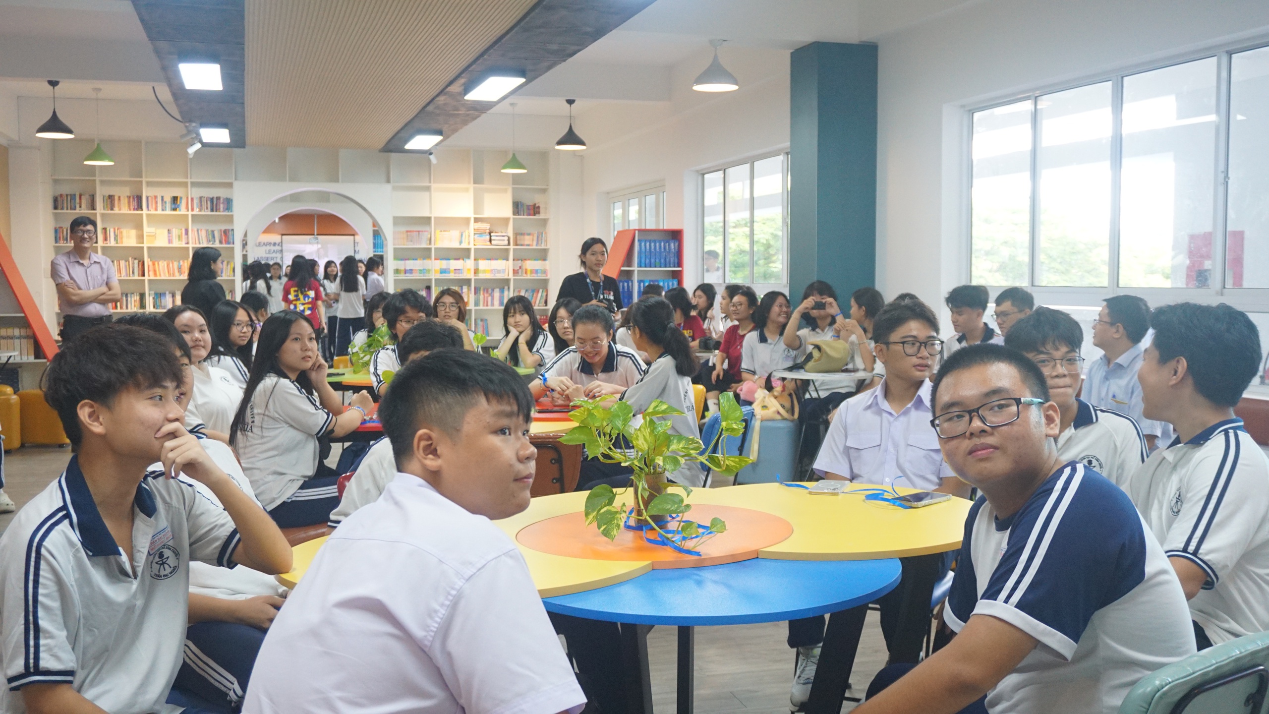 M&agrave;n ch&agrave;o đ&oacute;n "rực lửa" Trần chuy&ecirc;n d&agrave;nh cho t&acirc;n học sinh khối 10  - Ảnh 2.