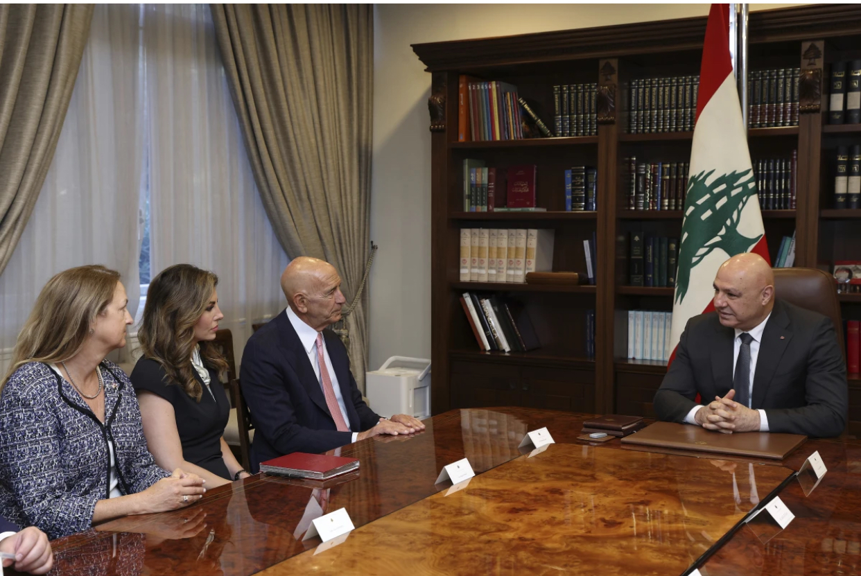 Tổng thống Lebanon Joseph Aoun (phải) gặp Đặc ph&aacute;i vi&ecirc;n Mỹ tại Lebanon Tom Barrack (thứ ba từ tr&aacute;i qua) ng&agrave;y 18-8. Ảnh: AP