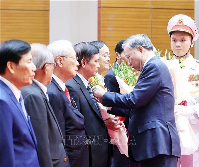 Tổng B&iacute; thư T&ocirc; L&acirc;m: C&aacute;n bộ l&atilde;o th&agrave;nh tiếp tục l&agrave; "người chiến sĩ tr&ecirc;n mặt trận mới"- Ảnh 5.