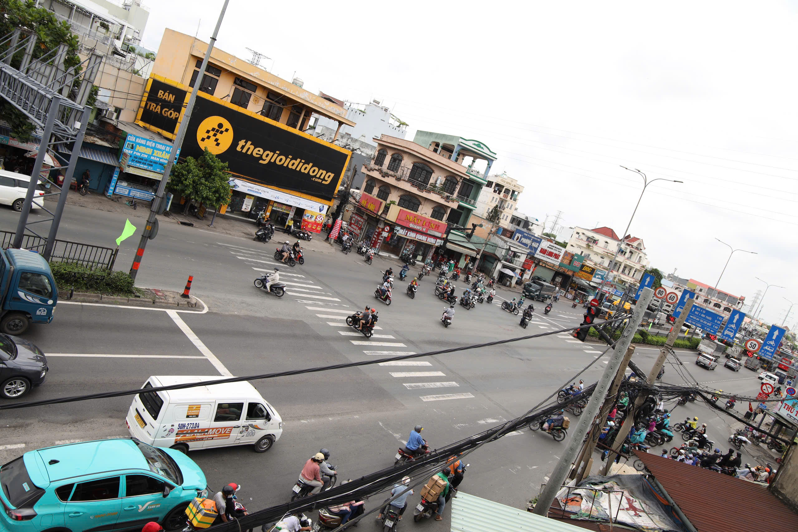 Ng&atilde; tư Đ&igrave;nh ken đặc xe trước giờ G khởi c&ocirc;ng cầu vượt - Ảnh 1.