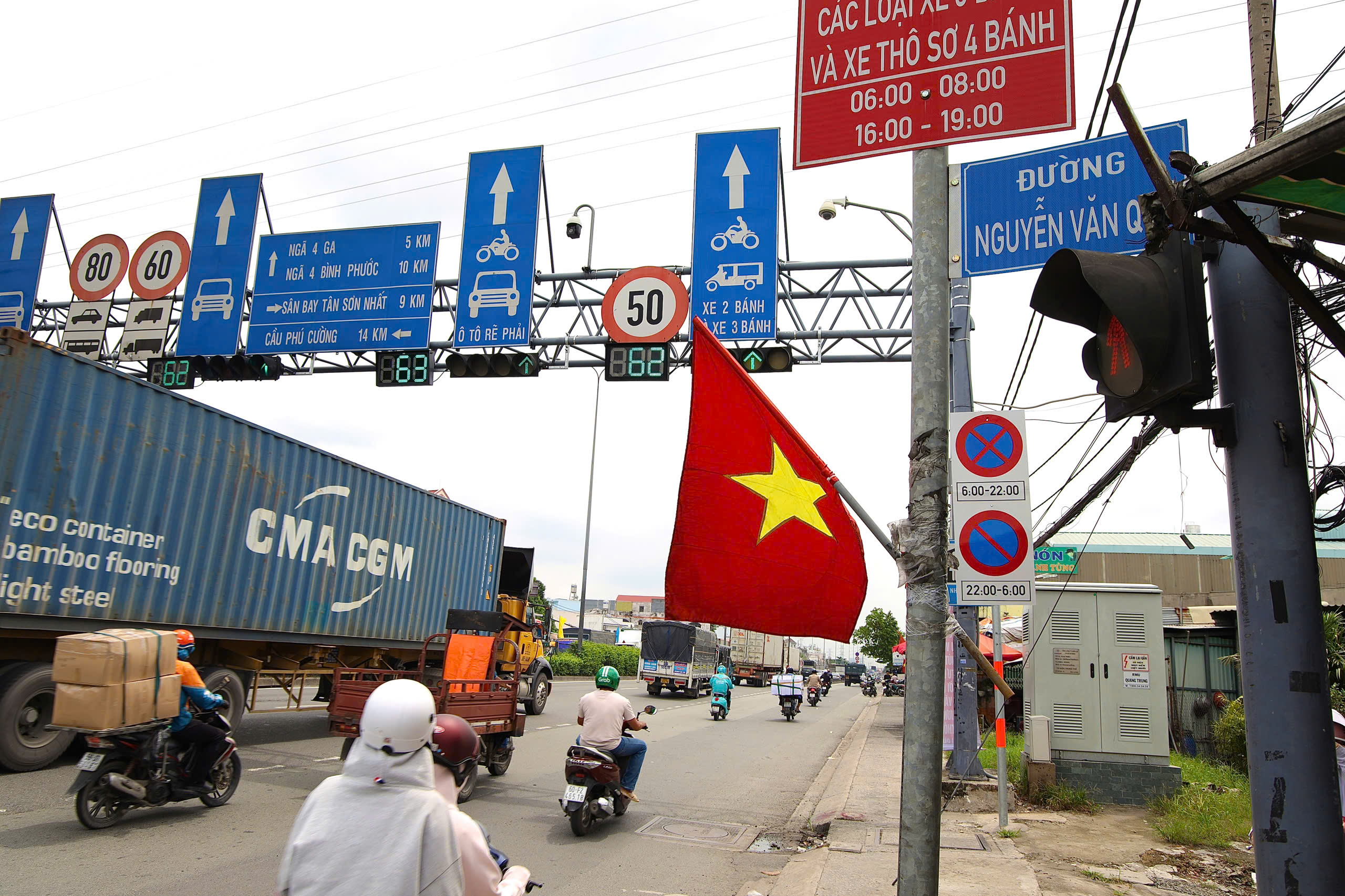 Ng&atilde; tư Đ&igrave;nh ken đặc xe trước giờ G khởi c&ocirc;ng cầu vượt - Ảnh 4.