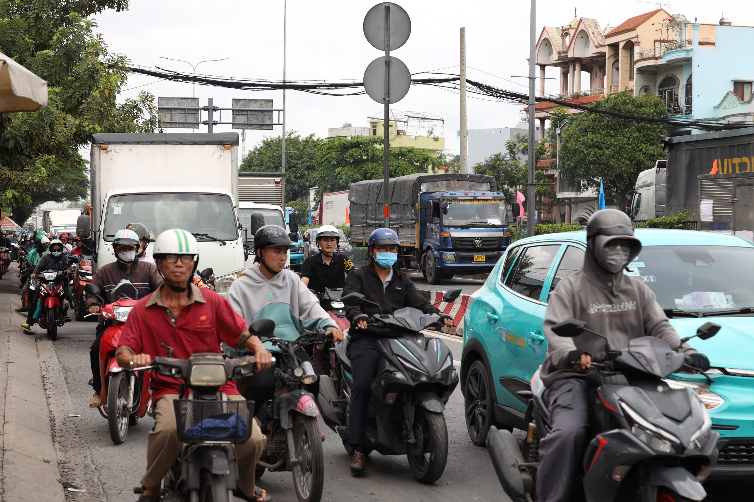 Ng&atilde; tư Đ&igrave;nh ken đặc xe trước giờ G khởi c&ocirc;ng cầu vượt - Ảnh 3.