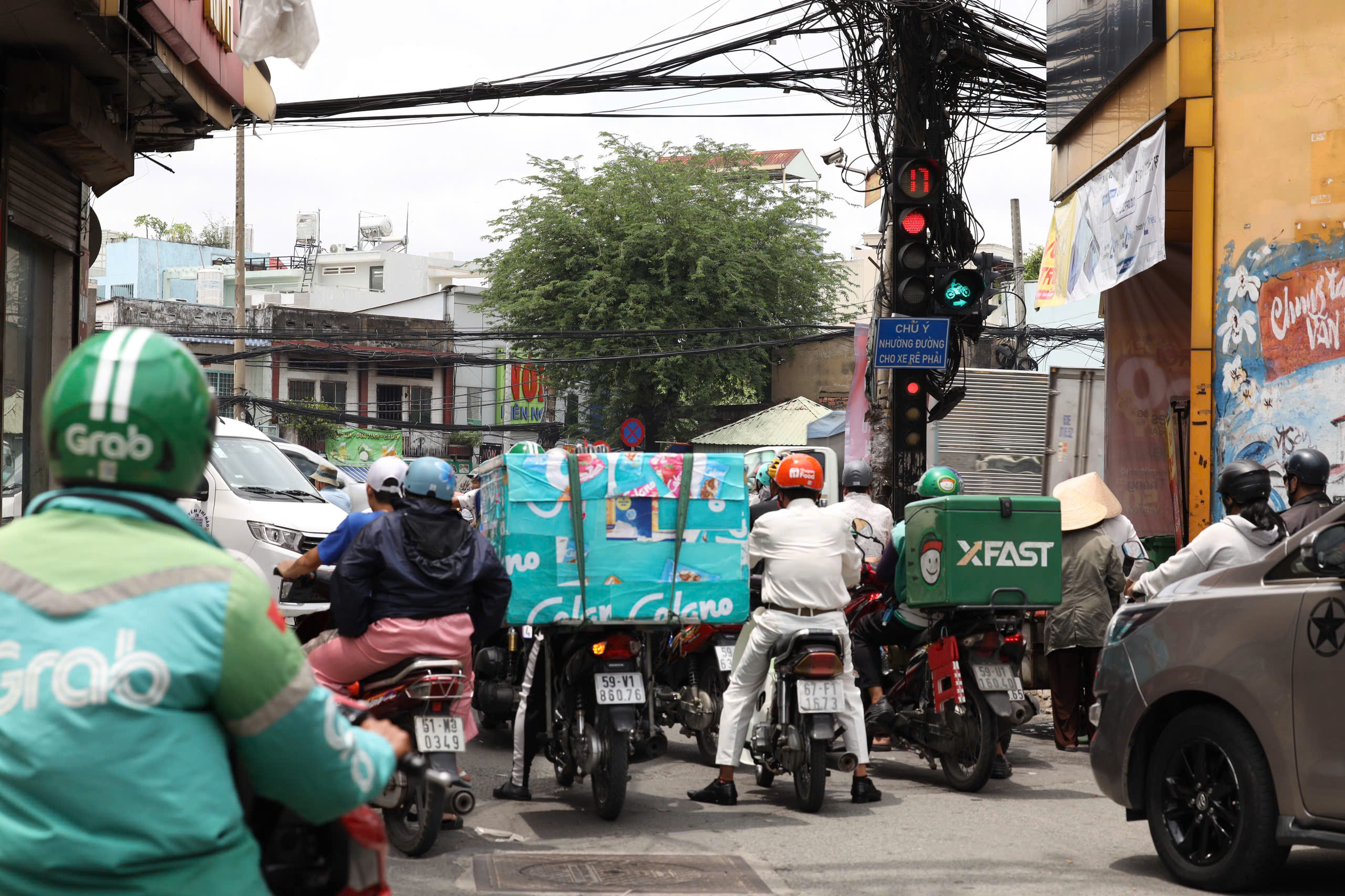 Ng&atilde; tư Đ&igrave;nh ken đặc xe trước giờ G khởi c&ocirc;ng cầu vượt - Ảnh 6.