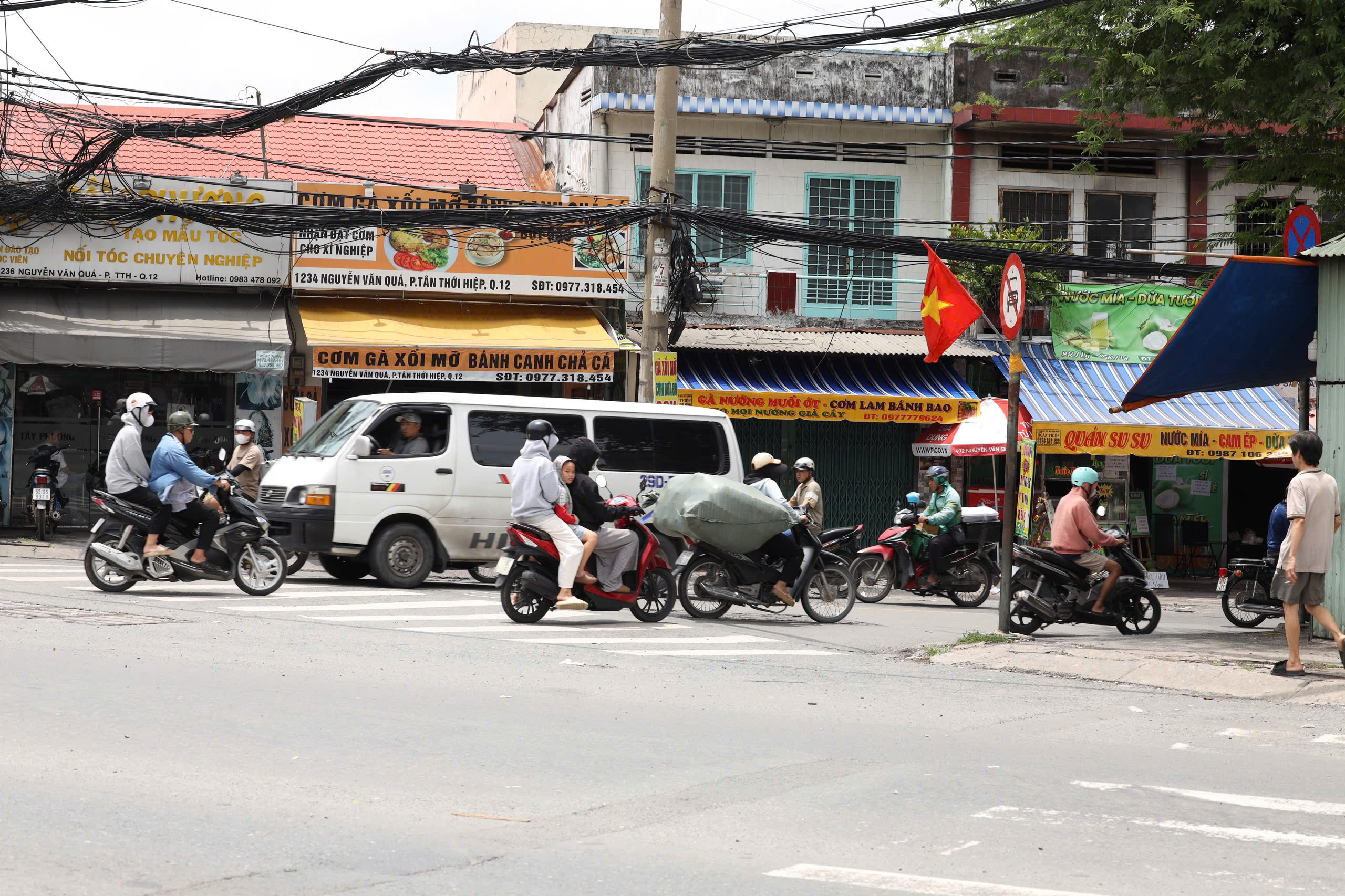 Ng&atilde; tư Đ&igrave;nh ken đặc xe trước giờ G khởi c&ocirc;ng cầu vượt - Ảnh 9.