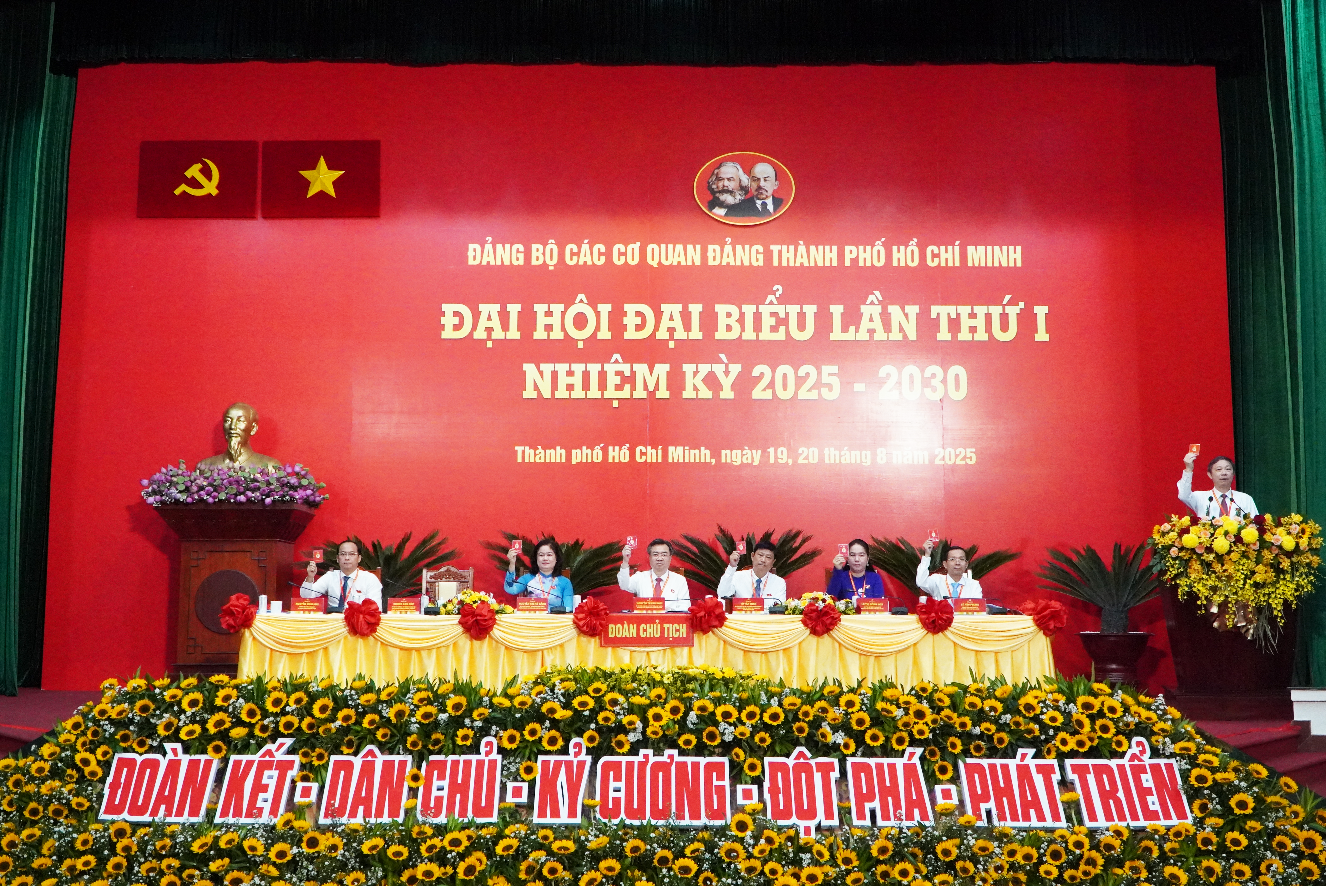 Khai mạc Đại hội đại biểu Đảng bộ các cơ quan Đảng TP HCM lần thứ I, nhiệm kỳ 2025 - 2030- Ảnh 1.