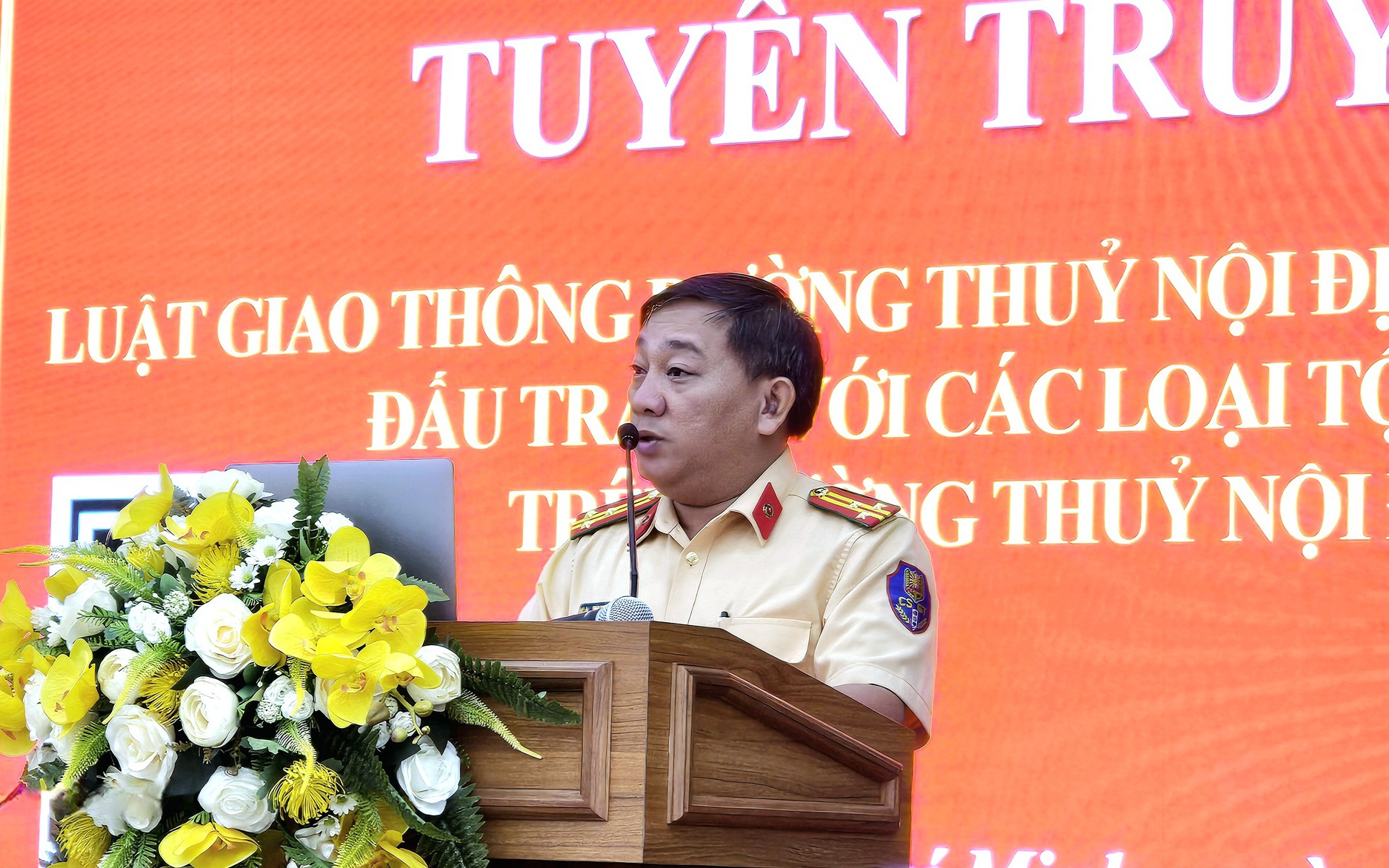 Cảnh sát giao thông TP HCM lưu ý các hành vi bị cấm trên đường thủy nội địa