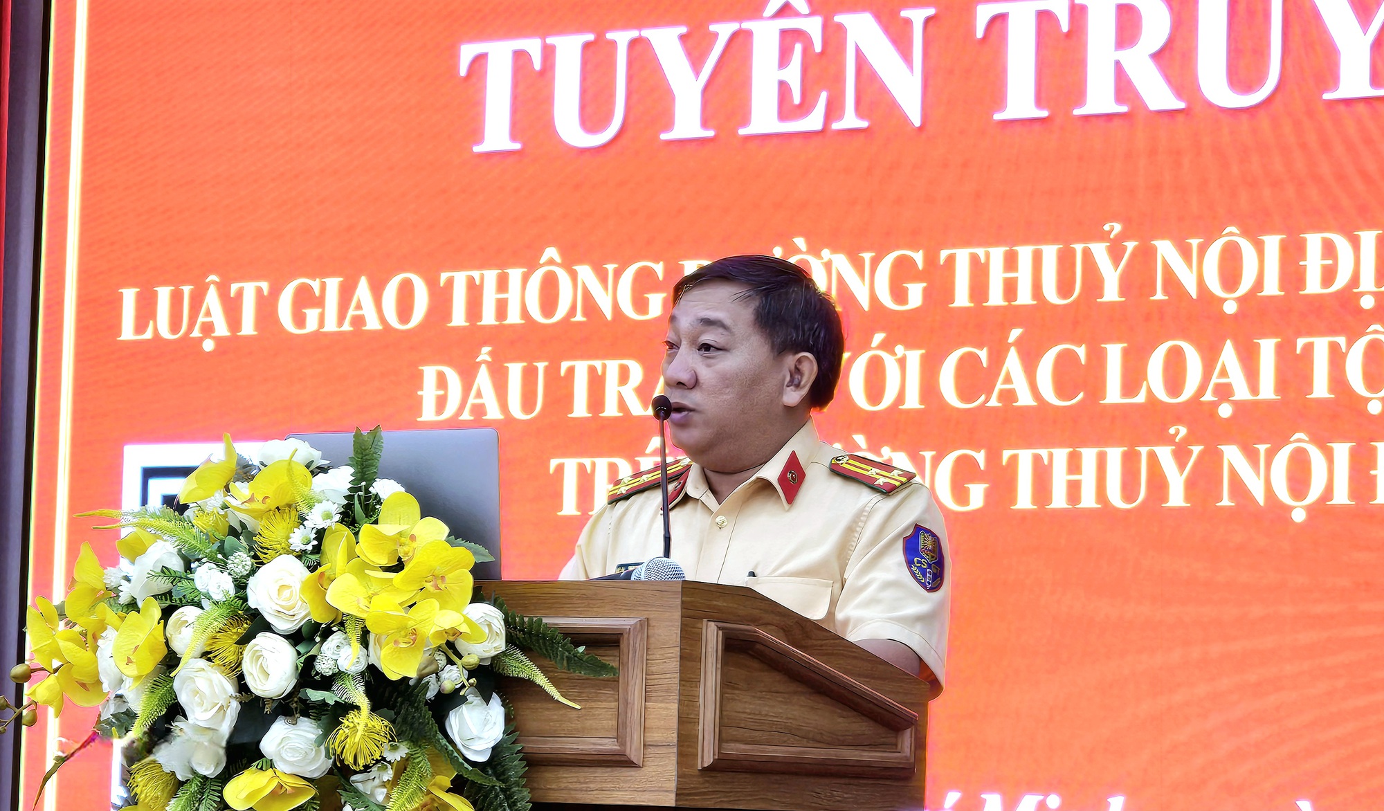 Cảnh s&aacute;t giao th&ocirc;ng TP HCM lưu &yacute; c&aacute;c h&agrave;nh vi bị cấm tr&ecirc;n đường thủy nội địa- Ảnh 1.