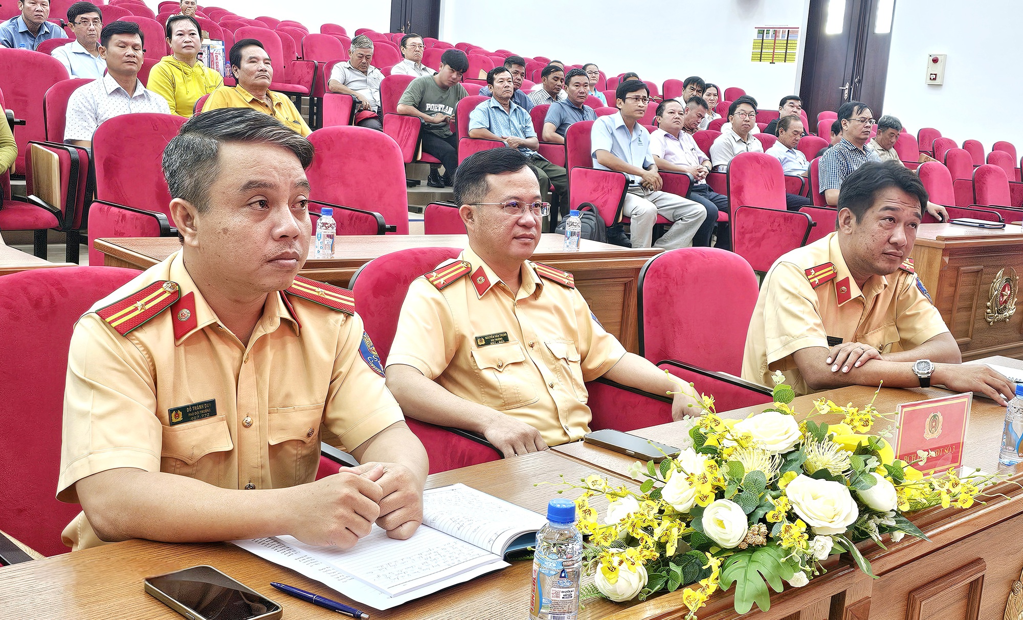 Cảnh s&aacute;t giao th&ocirc;ng TP HCM lưu &yacute; c&aacute;c h&agrave;nh vi bị cấm tr&ecirc;n đường thủy nội địa- Ảnh 2.
