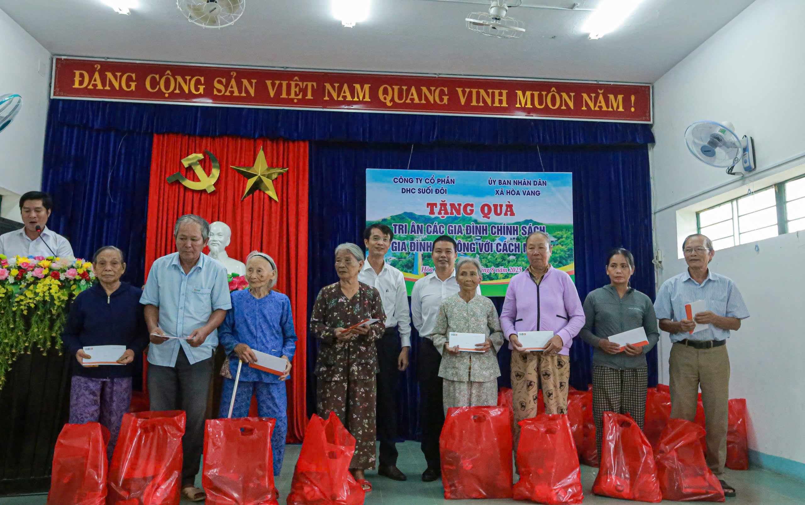Trao tặng 76 suất qu&agrave;, trị gi&aacute; hơn 260 triệu đồng cho c&aacute;c gia đ&igrave;nh ch&iacute;nh s&aacute;ch- Ảnh 4.