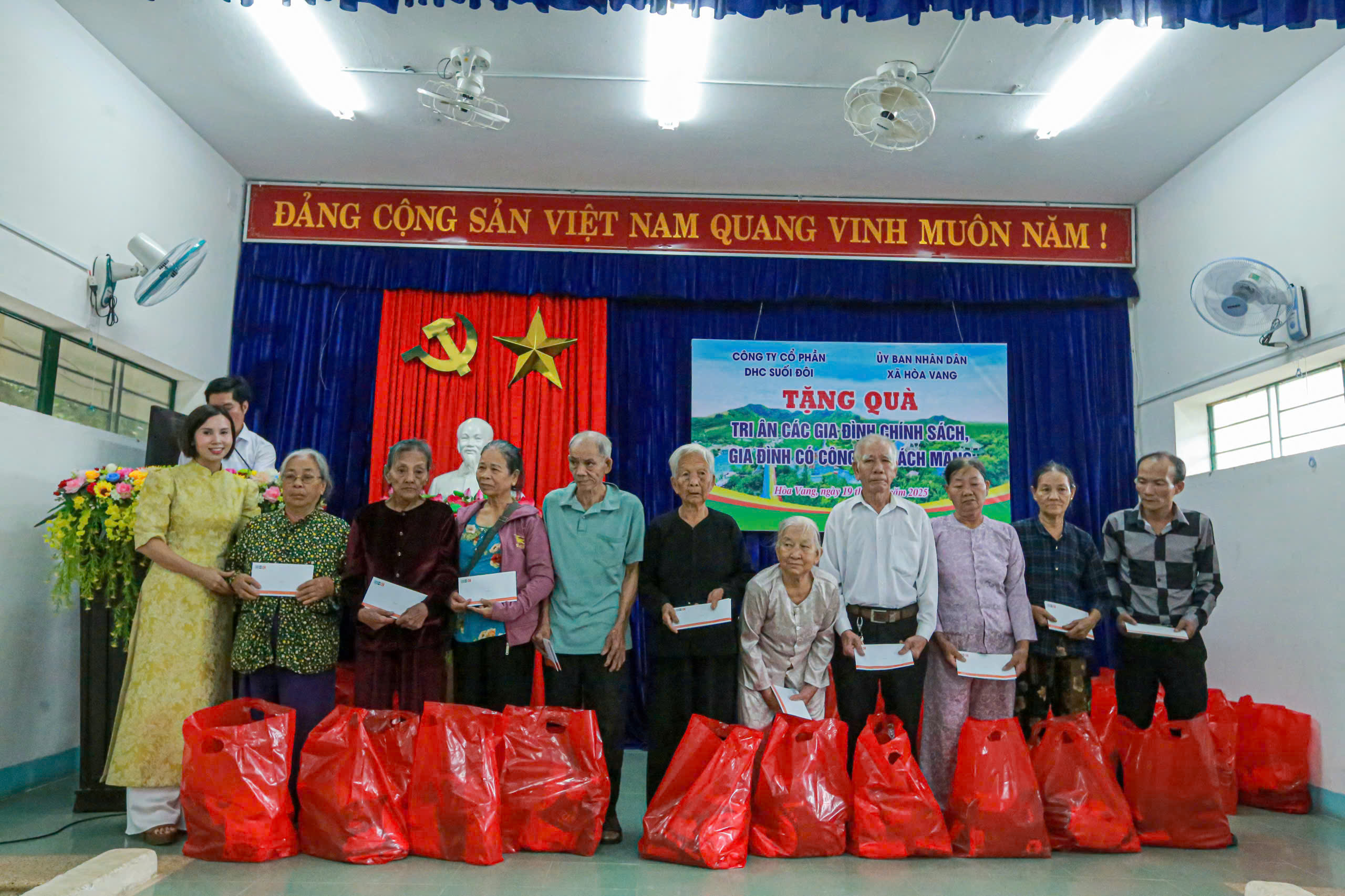 Trao tặng 76 suất qu&agrave;, trị gi&aacute; hơn 260 triệu đồng cho c&aacute;c gia đ&igrave;nh ch&iacute;nh s&aacute;ch- Ảnh 3.