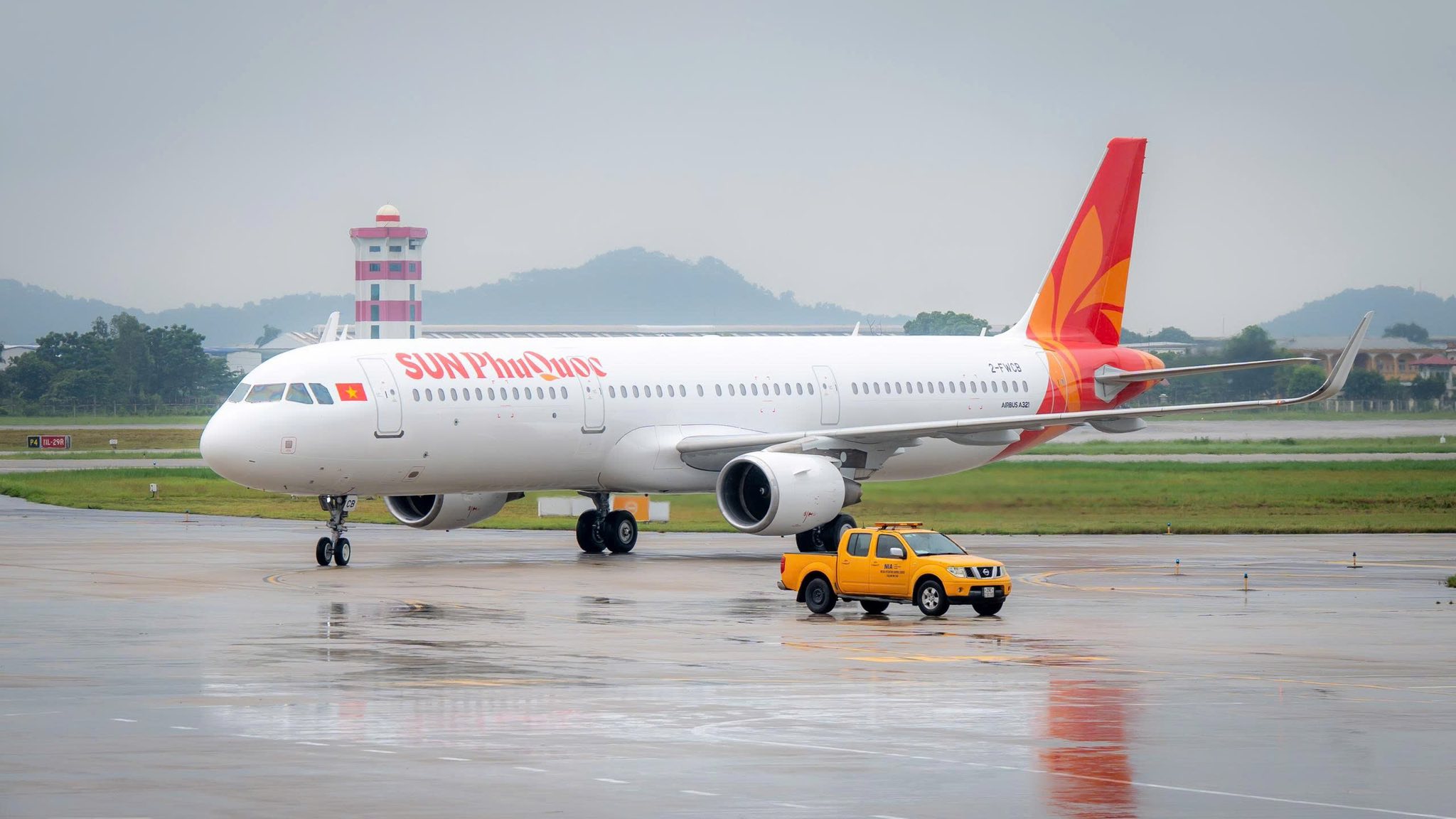 2 m&aacute;y bay mới của Sun PhuQuoc Airways nối đu&ocirc;i nhau hạ c&aacute;nh xuống Nội B&agrave;i- Ảnh 5.