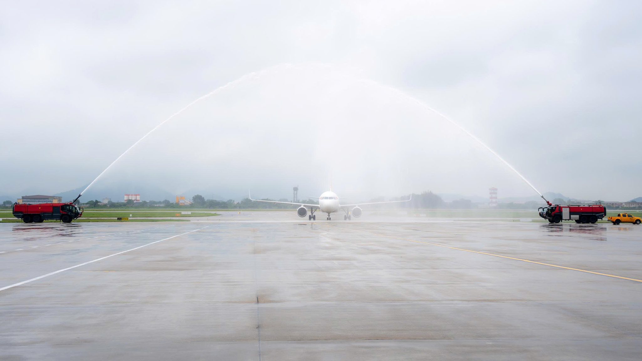 2 m&aacute;y bay mới của Sun PhuQuoc Airways nối đu&ocirc;i nhau hạ c&aacute;nh xuống Nội B&agrave;i- Ảnh 3.