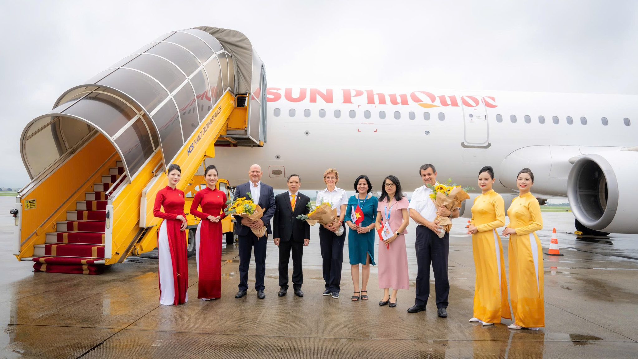 2 m&aacute;y bay mới của Sun PhuQuoc Airways nối đu&ocirc;i nhau hạ c&aacute;nh xuống Nội B&agrave;i- Ảnh 7.