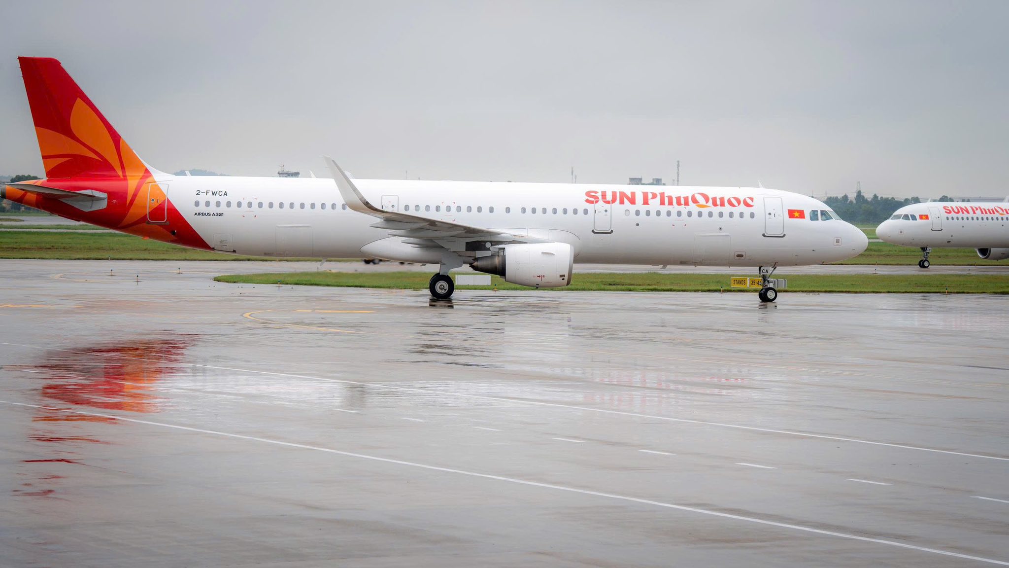 2 m&aacute;y bay mới của Sun PhuQuoc Airways nối đu&ocirc;i nhau hạ c&aacute;nh xuống Nội B&agrave;i- Ảnh 6.