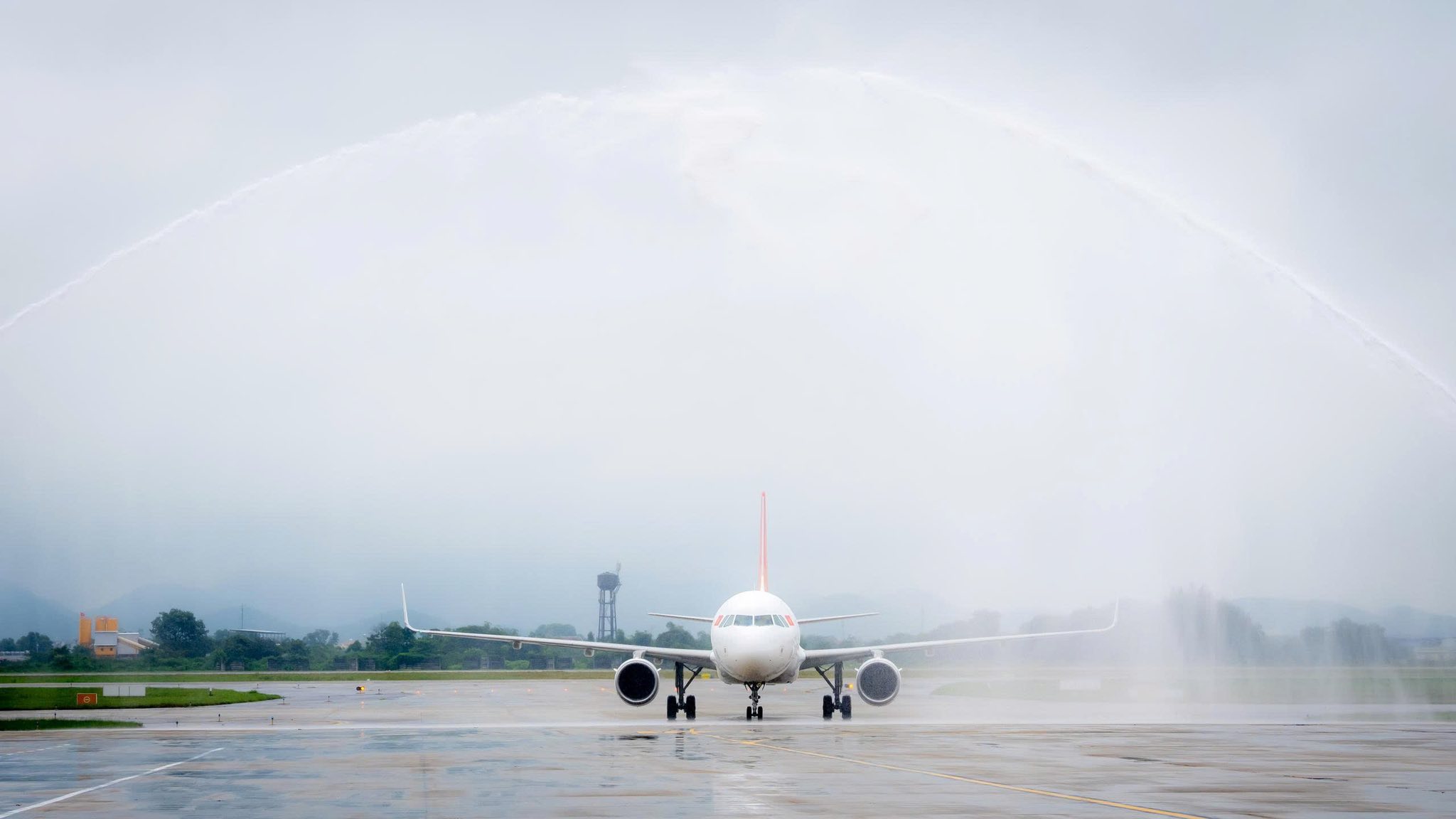 2 m&aacute;y bay mới của Sun PhuQuoc Airways nối đu&ocirc;i nhau hạ c&aacute;nh xuống Nội B&agrave;i- Ảnh 4.