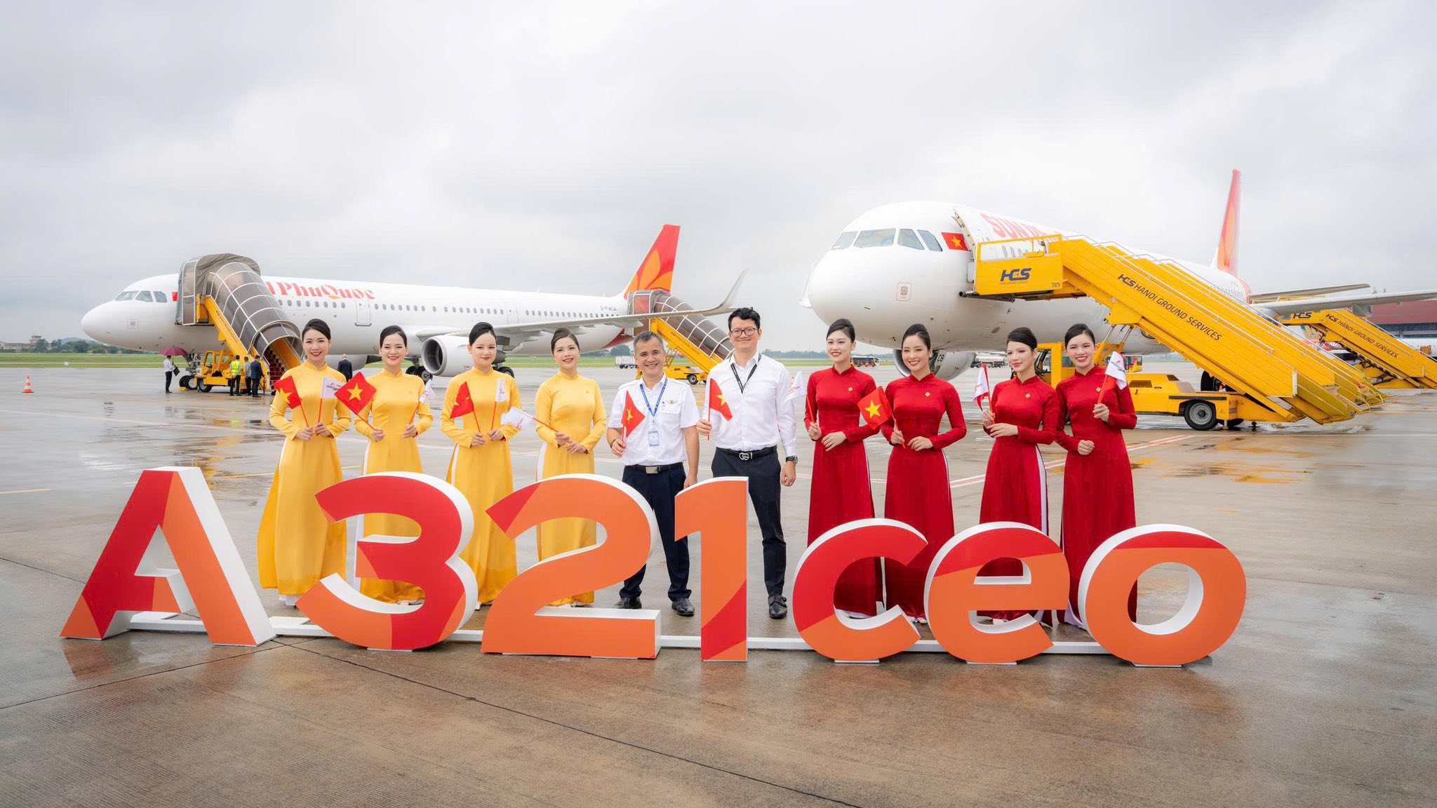 2 m&aacute;y bay mới của Sun PhuQuoc Airways nối đu&ocirc;i nhau hạ c&aacute;nh xuống Nội B&agrave;i- Ảnh 8.