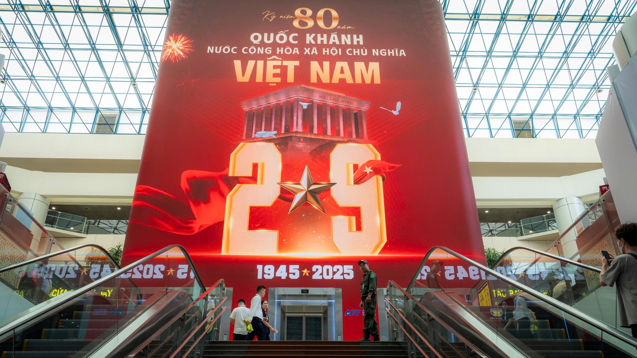 Tăng cường kiểm so&aacute;t an ninh h&agrave;ng kh&ocirc;ng dịp Quốc kh&aacute;nh 2-9 - Ảnh 1.