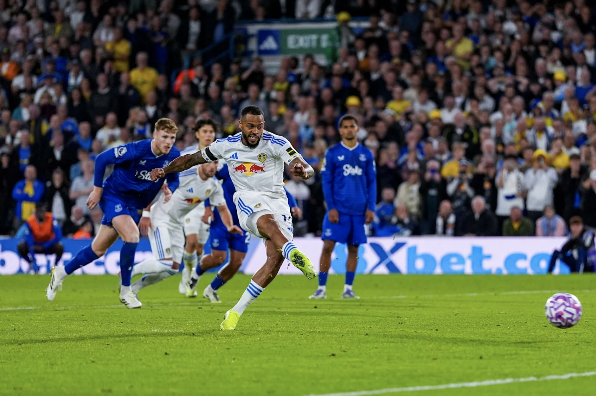 Phạt đền g&acirc;y tranh c&atilde;i, Leeds United hạ Everton ng&agrave;y trở lại Premier League - Ảnh 3.