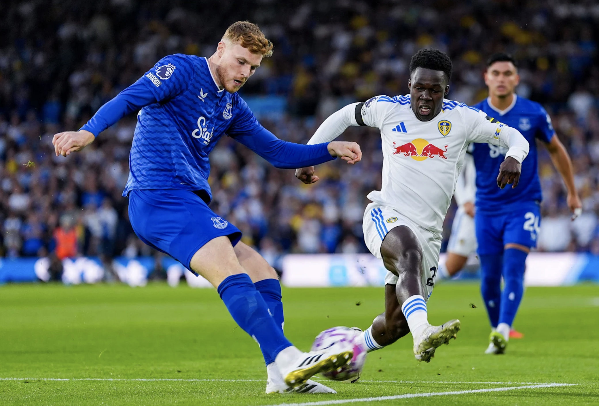 Phạt đền g&acirc;y tranh c&atilde;i, Leeds United hạ Everton ng&agrave;y trở lại Premier League - Ảnh 1.