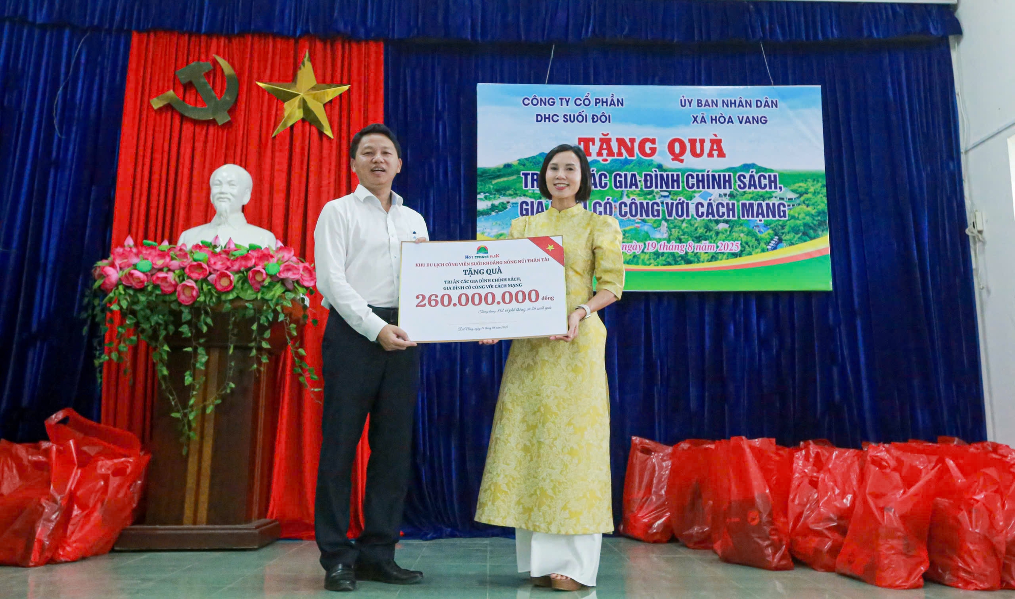 Trao tặng 76 suất qu&agrave;, trị gi&aacute; hơn 260 triệu đồng cho c&aacute;c gia đ&igrave;nh ch&iacute;nh s&aacute;ch- Ảnh 2.