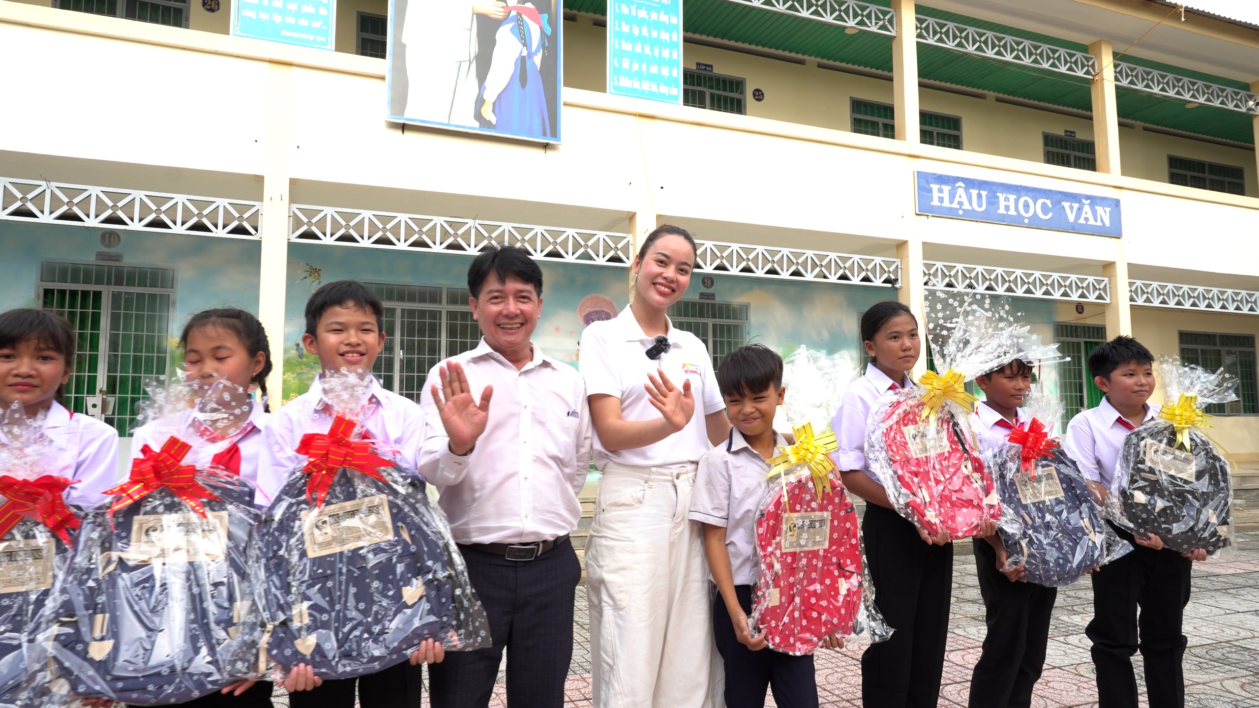 T&ocirc; m&agrave;u v&ugrave;ng xa vẽ tiếp ước mơ học sinh kh&oacute; khăn   - Ảnh 2.