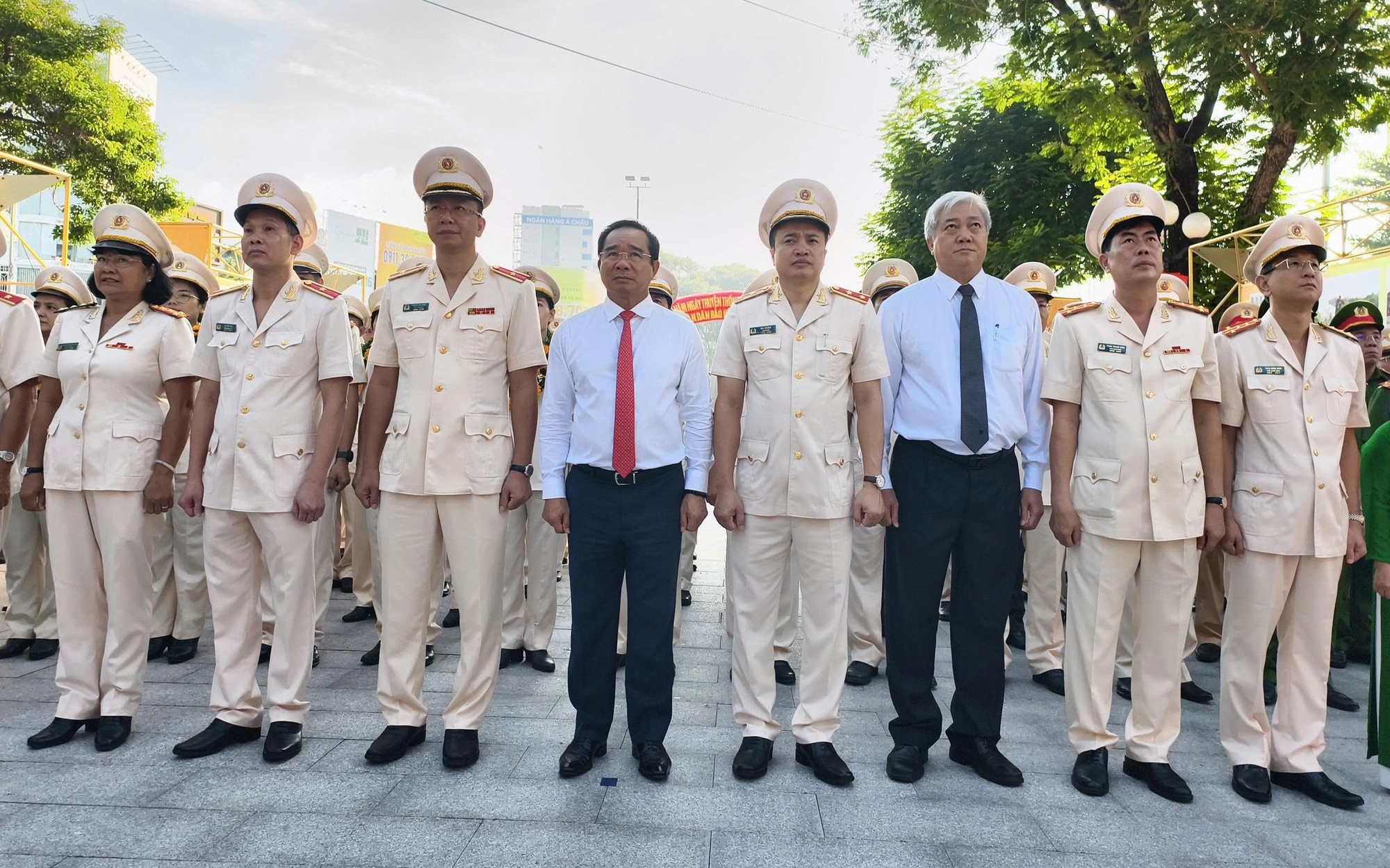 Chủ tịch UBND TP HCM Nguyễn Văn Được, Trung tướng Mai Hoàng dự nhiều chương trình ngày 19-8