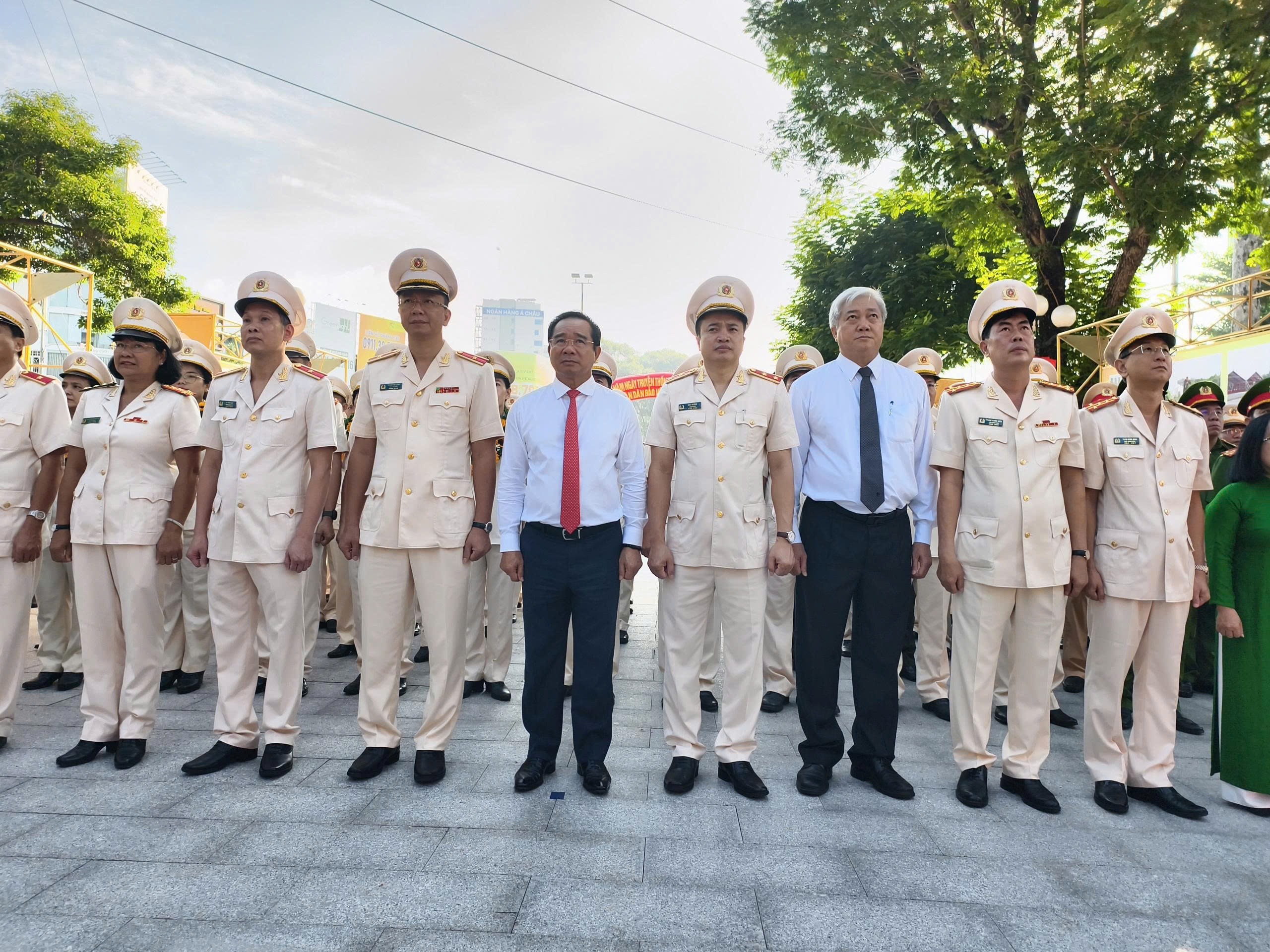 Chủ tịch UBND TP HCM Nguyễn Văn Được, Trung tướng Mai Ho&agrave;ng dự nhiều chương tr&igrave;nh - Ảnh 1.