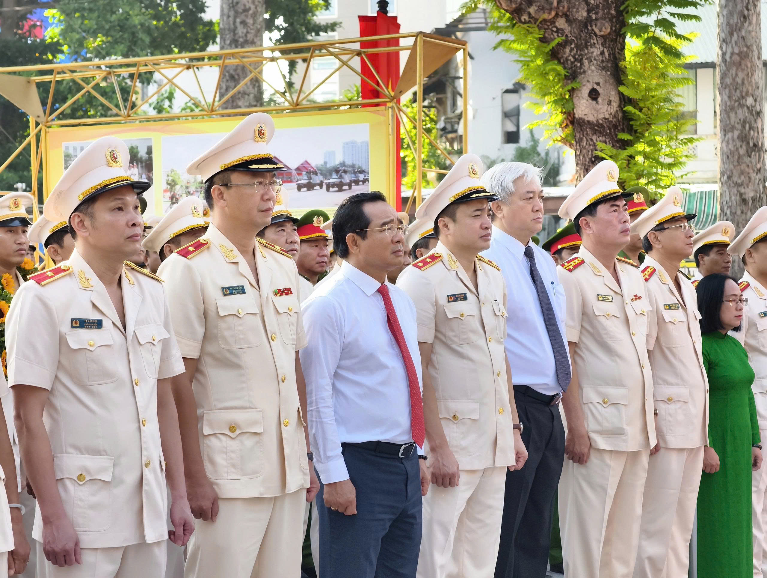 Chủ tịch UBND TP HCM Nguyễn Văn Được, Trung tướng Mai Ho&agrave;ng dự nhiều chương tr&igrave;nh - Ảnh 2.