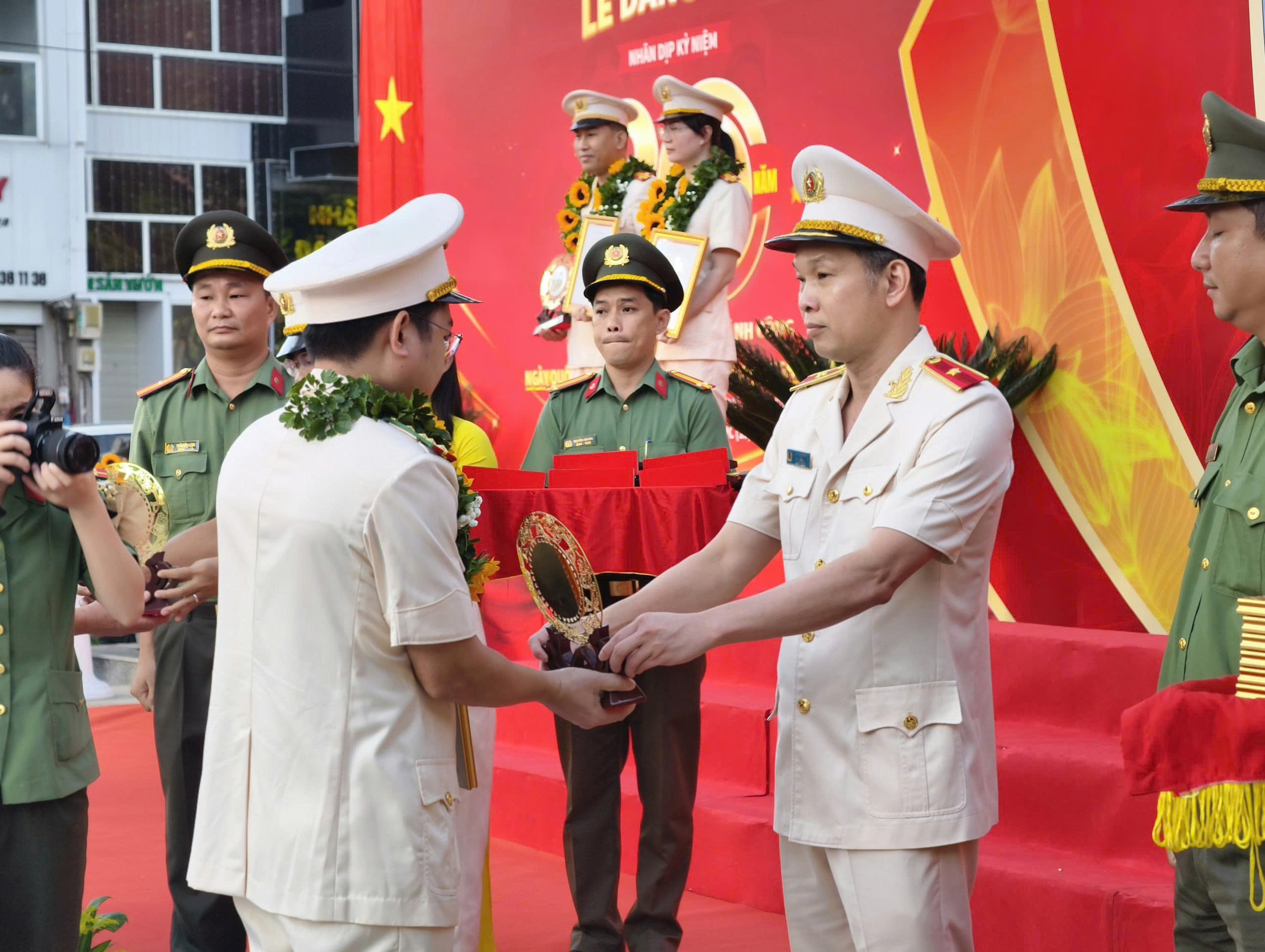 Chủ tịch UBND TP HCM Nguyễn Văn Được, Trung tướng Mai Ho&agrave;ng dự nhiều chương tr&igrave;nh - Ảnh 4.