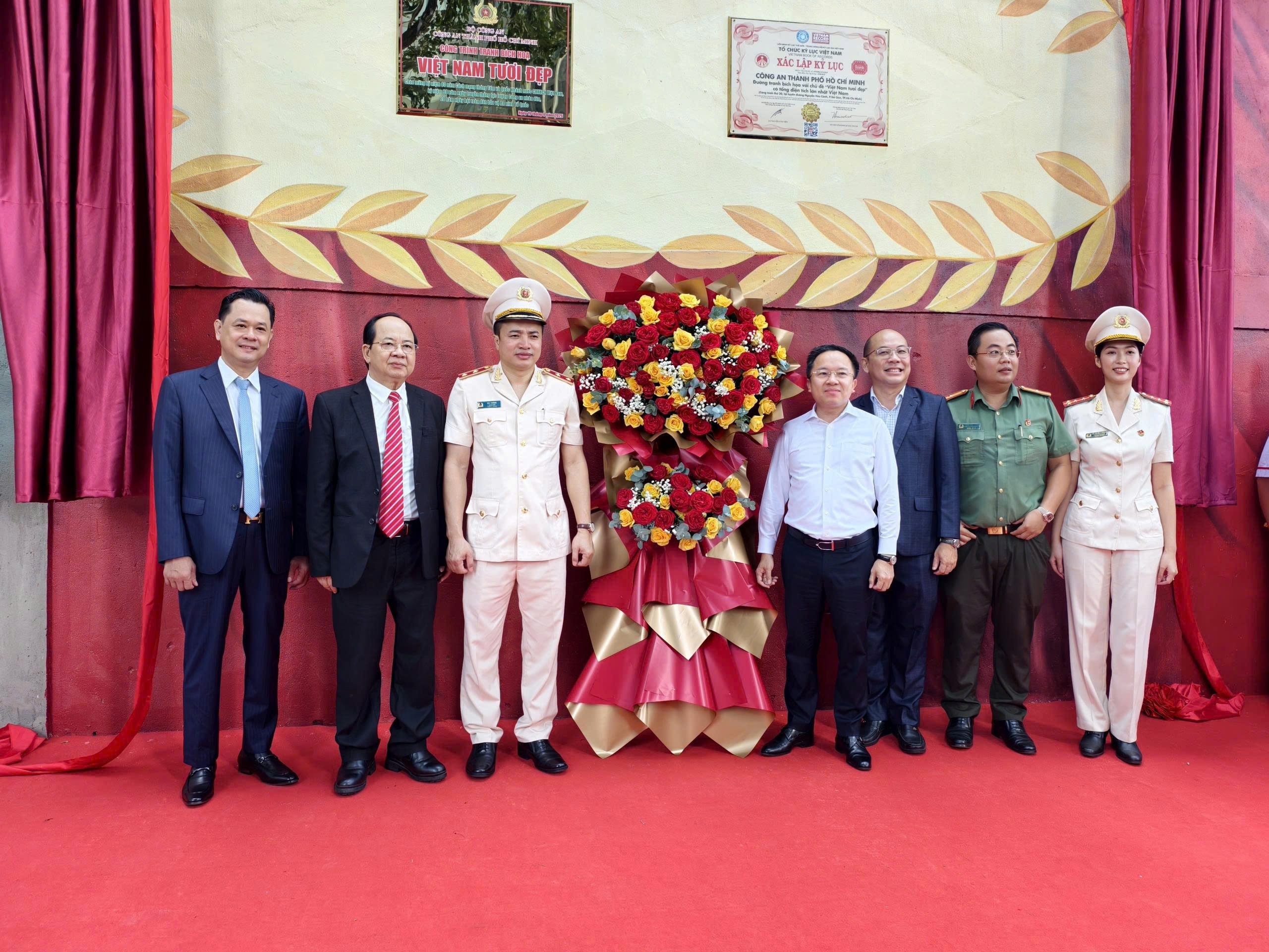 Chủ tịch UBND TP HCM Nguyễn Văn Được, Trung tướng Mai Ho&agrave;ng dự nhiều chương tr&igrave;nh - Ảnh 6.