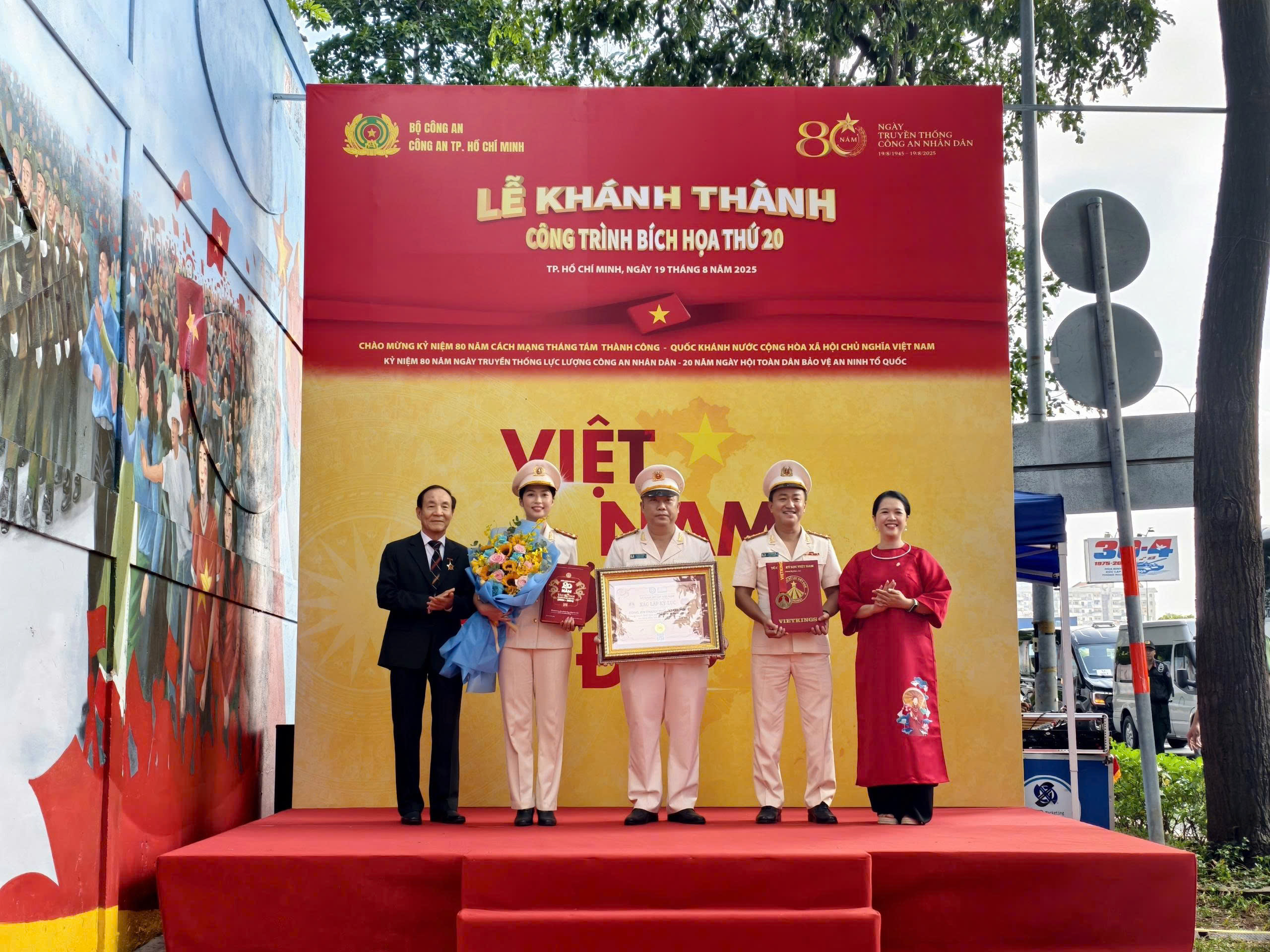 Chủ tịch UBND TP HCM Nguyễn Văn Được, Trung tướng Mai Ho&agrave;ng dự nhiều chương tr&igrave;nh - Ảnh 7.