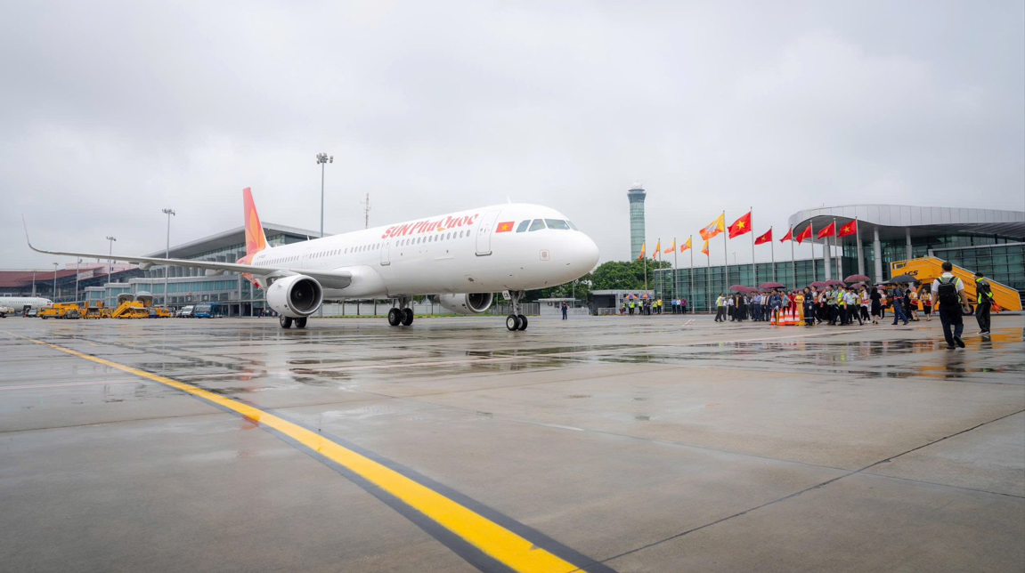 2 m&aacute;y bay mới của Sun PhuQuoc Airways nối đu&ocirc;i nhau hạ c&aacute;nh xuống Nội B&agrave;i- Ảnh 1.