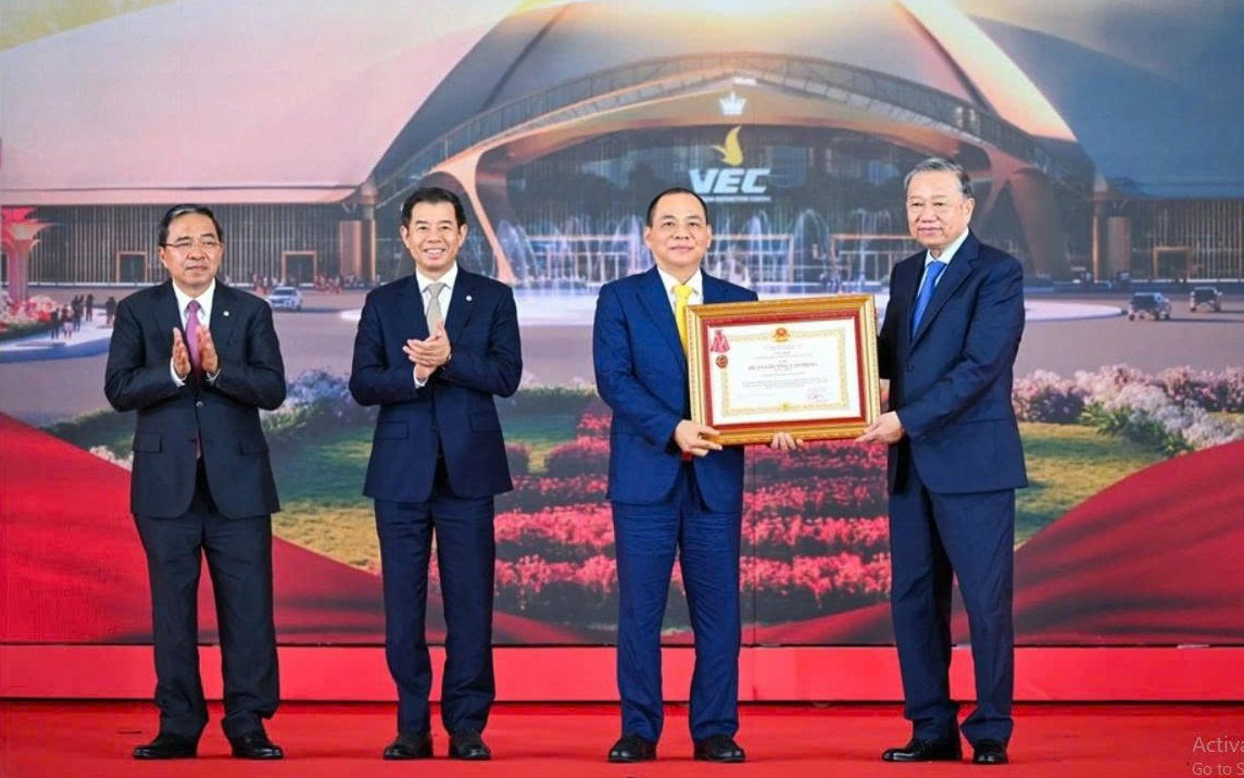 Nhiều đơn vị được tặng thưởng Huân chương tại Lễ khởi công, khánh thành 250 dự án, công trình