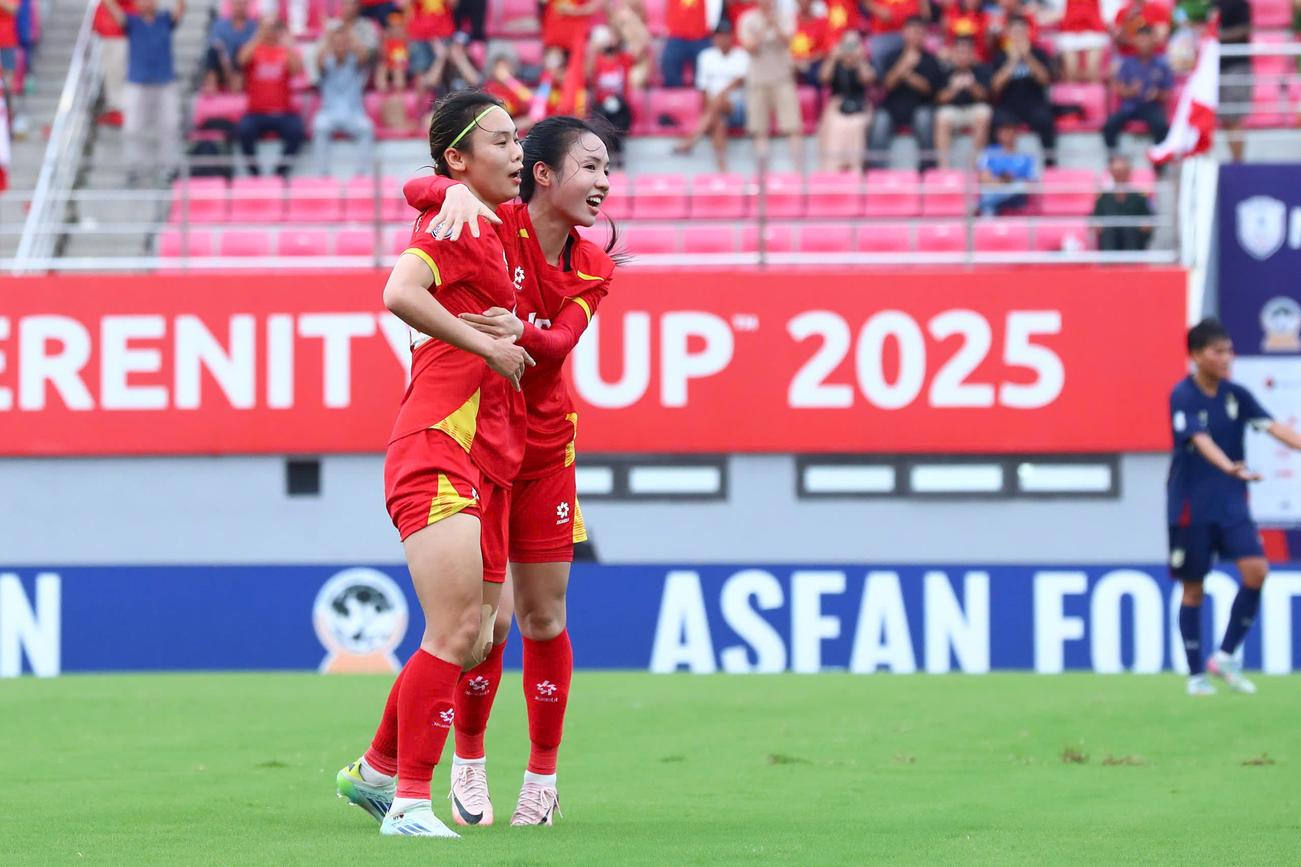 Hạ Th&aacute;i Lan 3 b&agrave;n, nữ Việt Nam gi&agrave;nh HCĐ ASEAN Cup - Ảnh 1.