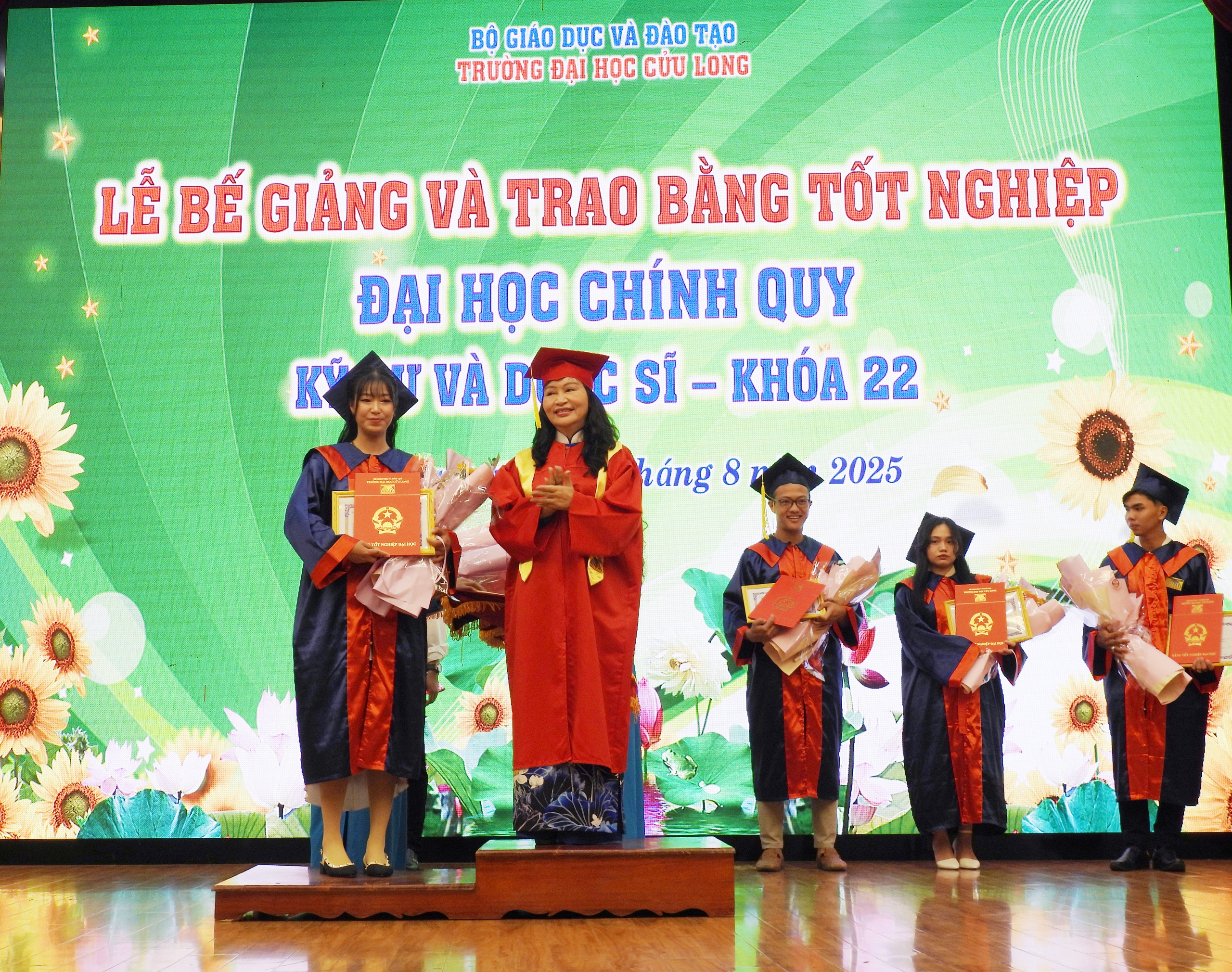 T&acirc;n dược sĩ ph&aacute;t biểu x&uacute;c động tại lễ tốt nghiệp ở Trường ĐH Cửu Long - Ảnh 3.