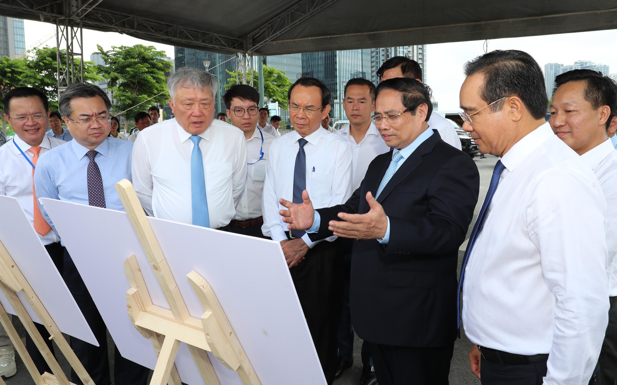 Thủ tướng Phạm Minh Chính kiểm tra thực địa nơi dự kiến xây dựng trung tâm tài chính quốc tế