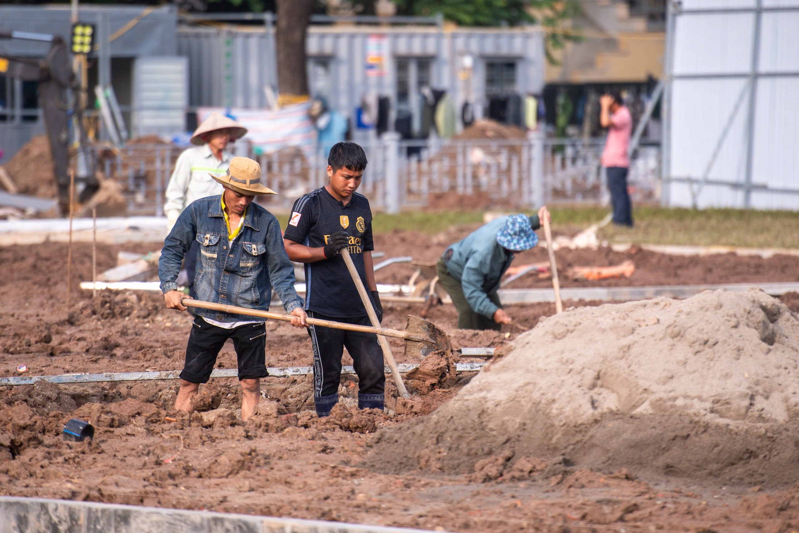 Đội nắng gấp r&uacute;t ho&agrave;n thiện mở rộng Quảng trường Ba Đ&igrave;nh vượt tiến độ- Ảnh 4.