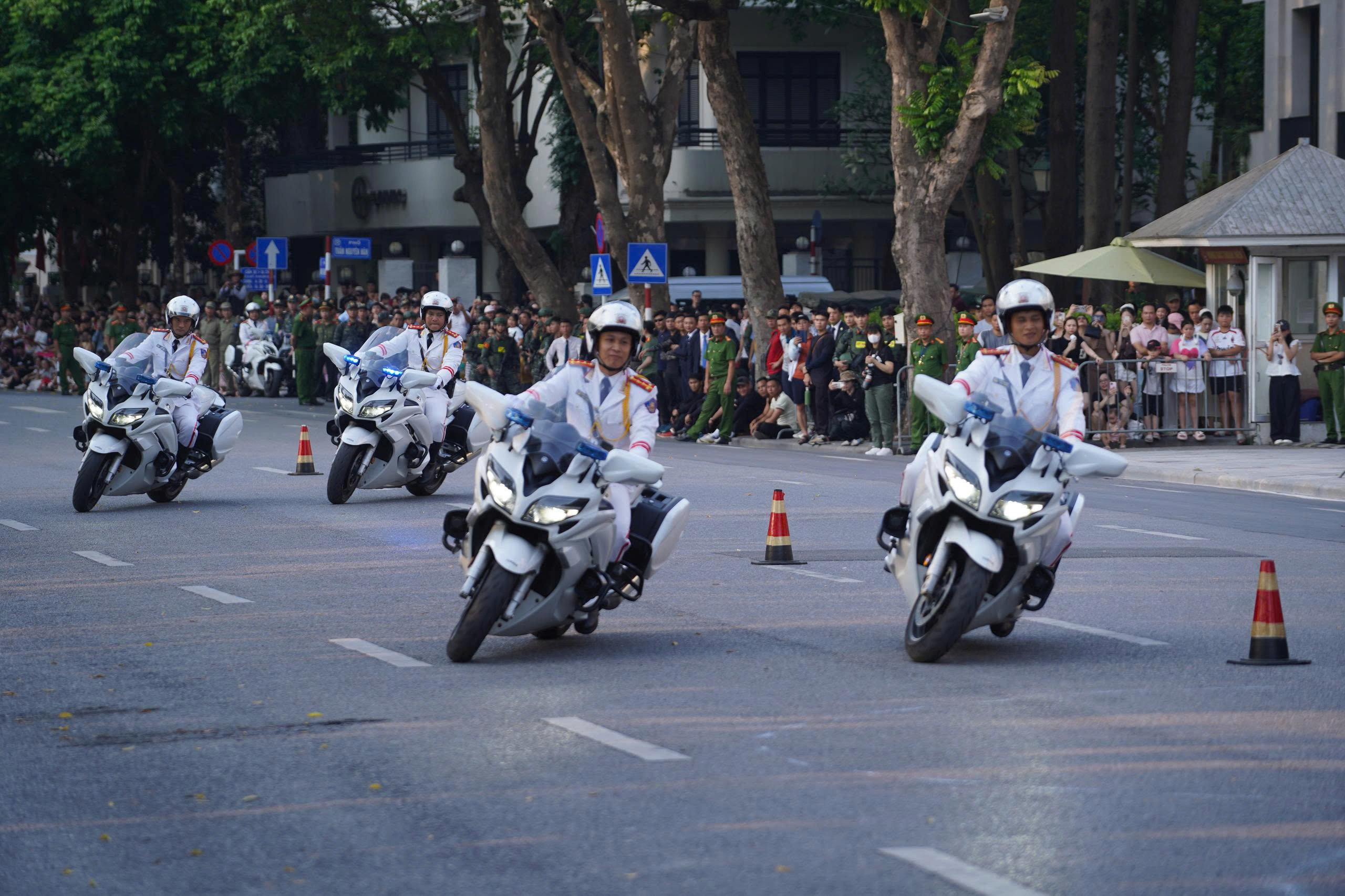 Mãn nhãn trước màn trình diễn bảo vệ yếu nhân, chống khủng bố tại hồ Gươm- Ảnh 2.