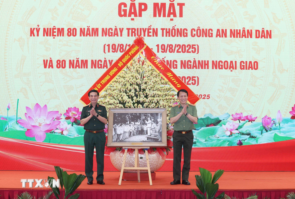 Tổng Bí thư Tô Lâm dự lễ kỷ niệm 80 năm ngành Công an , Ngọai giao và Quốc phòng - Ảnh 4.