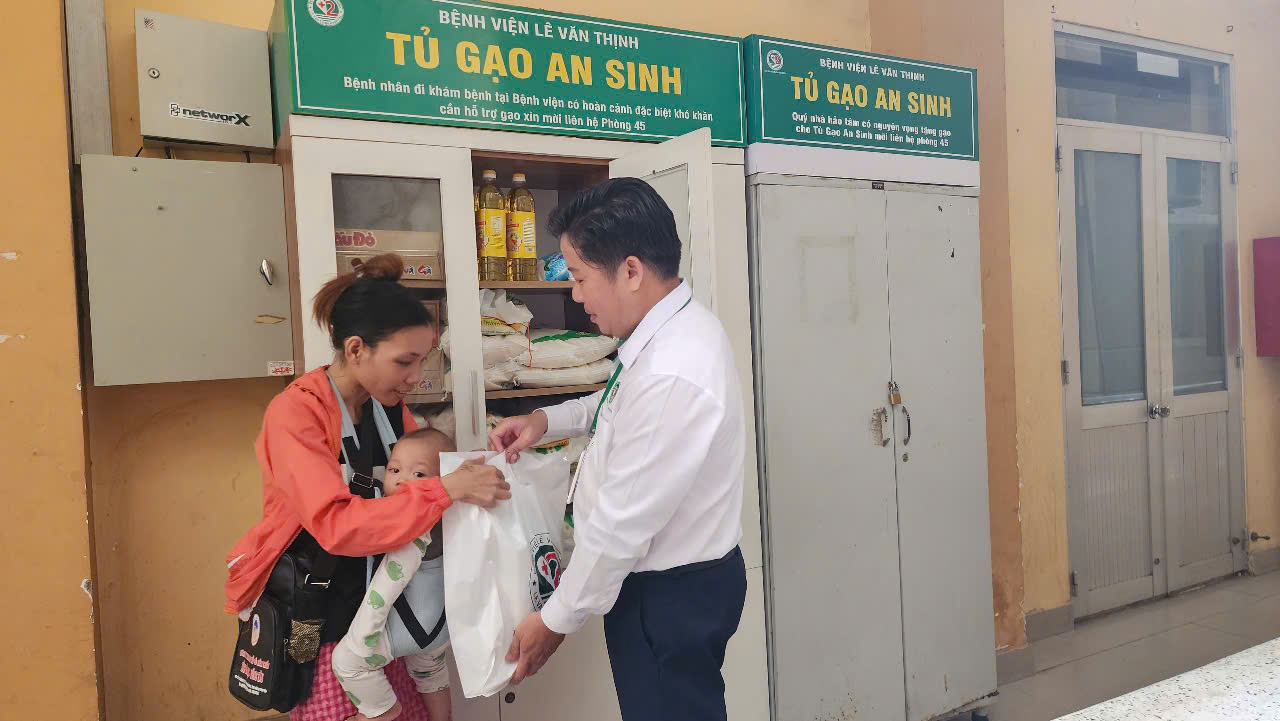 "Tủ gạo an sinh" giữa lòng bệnh viện - Ảnh 1.