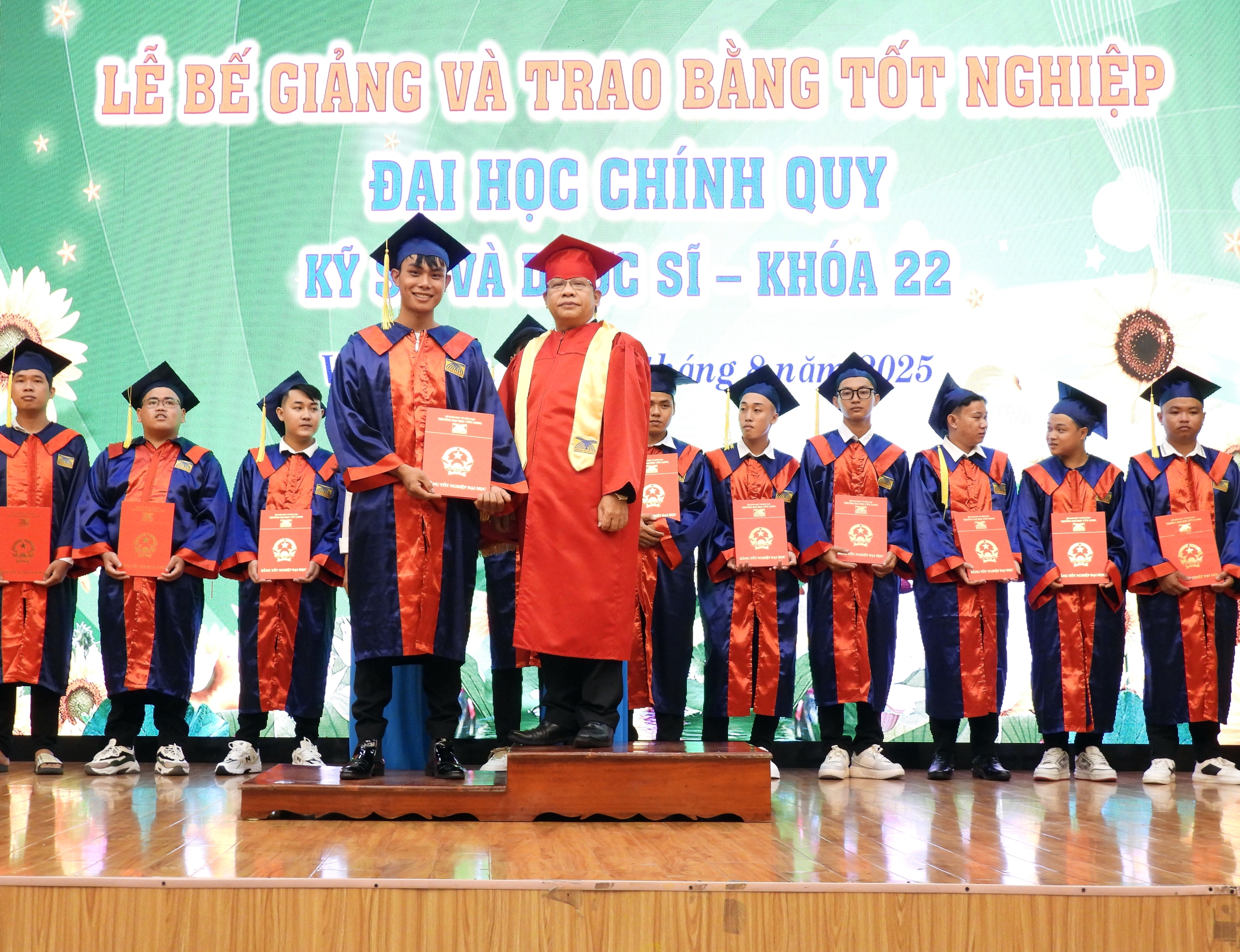T&acirc;n dược sĩ ph&aacute;t biểu x&uacute;c động tại lễ tốt nghiệp ở Trường ĐH Cửu Long - Ảnh 4.