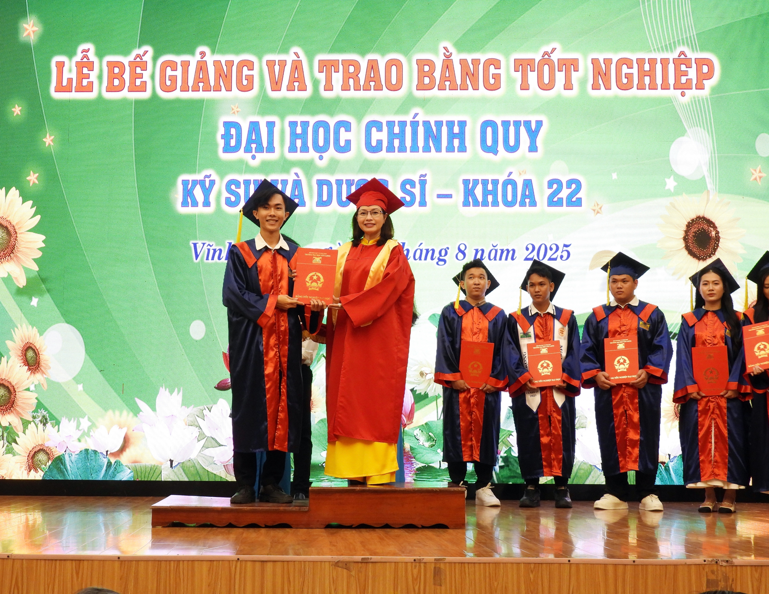 T&acirc;n dược sĩ ph&aacute;t biểu x&uacute;c động tại lễ tốt nghiệp ở Trường ĐH Cửu Long - Ảnh 5.