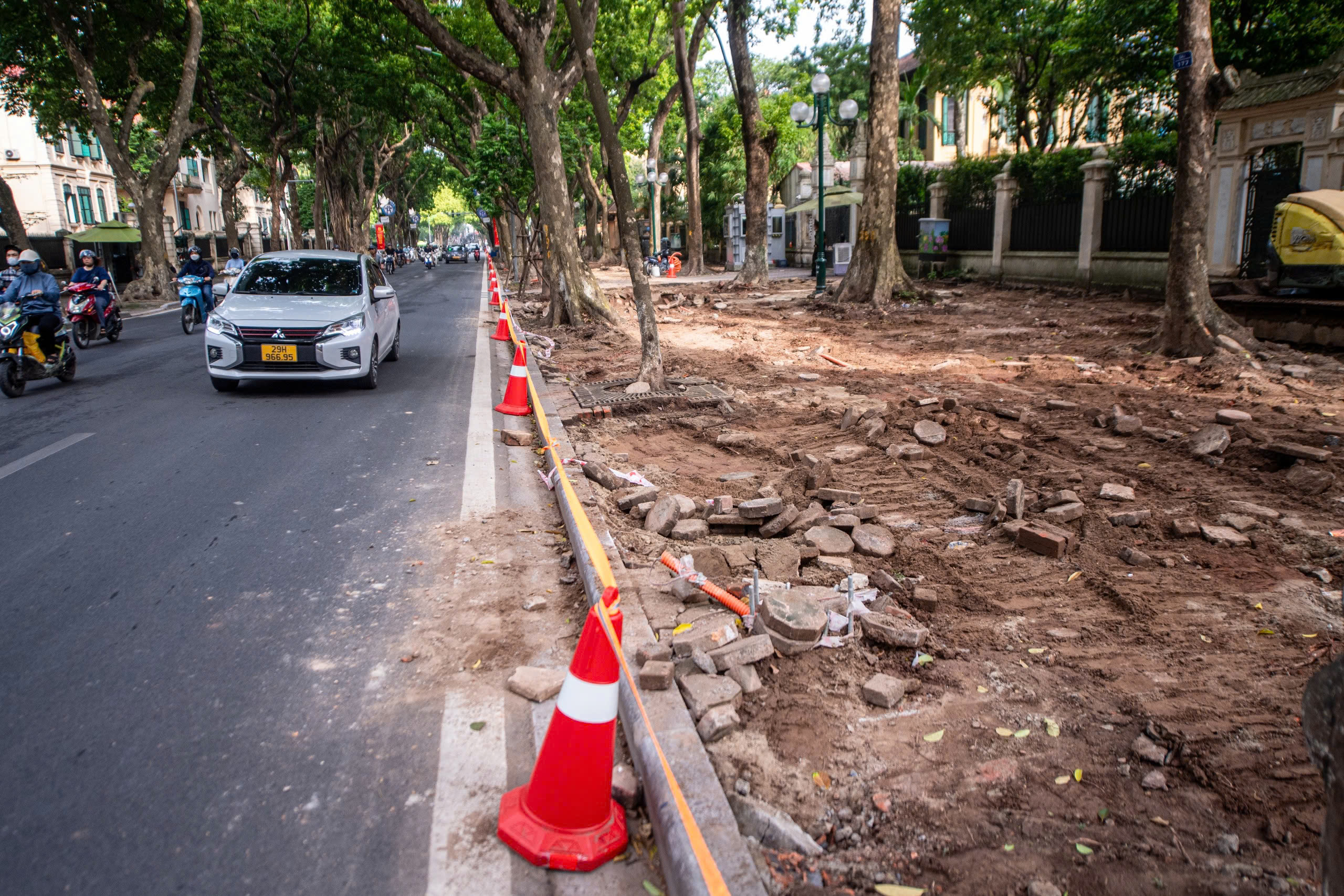 Đội nắng gấp r&uacute;t ho&agrave;n thiện mở rộng Quảng trường Ba Đ&igrave;nh vượt tiến độ- Ảnh 5.