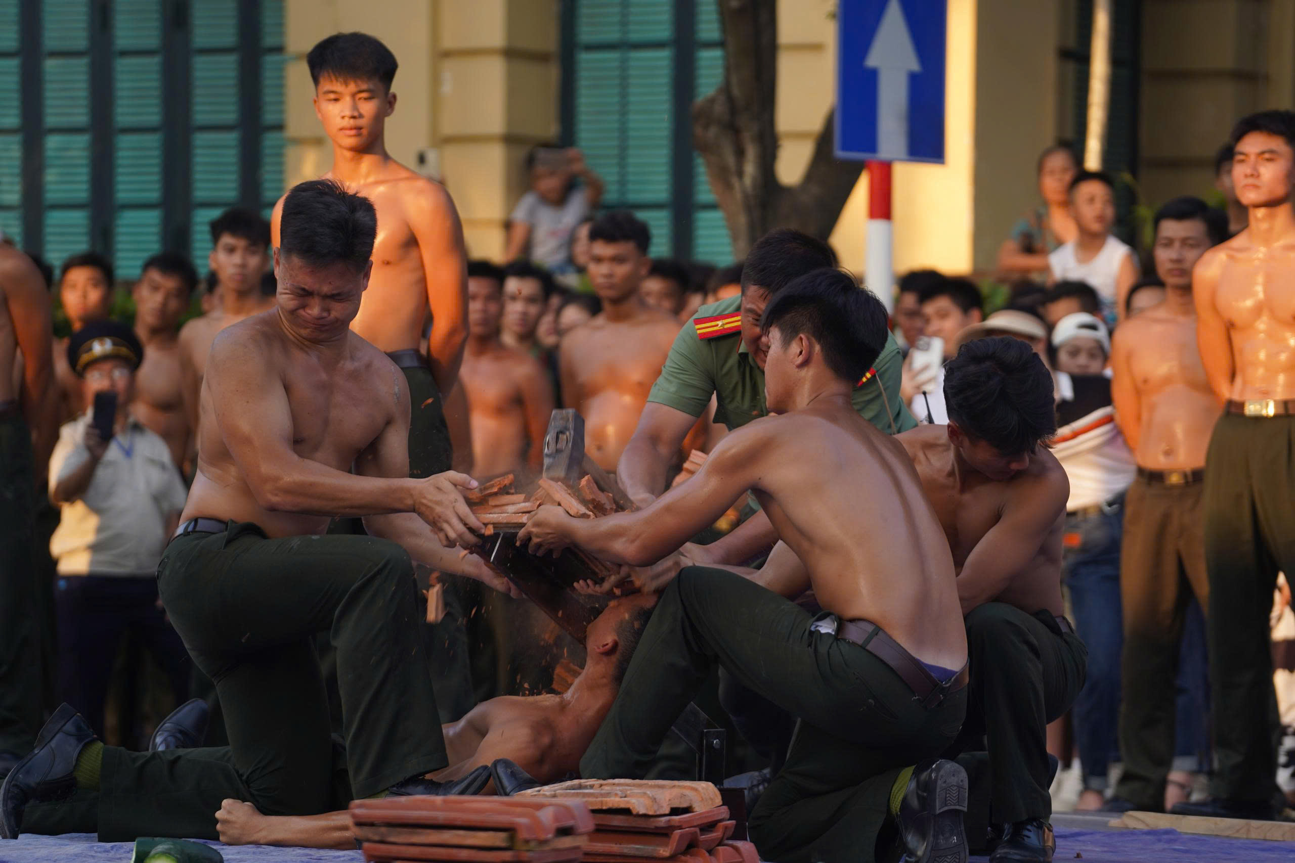 Mãn nhãn trước màn trình diễn bảo vệ yếu nhân, chống khủng bố tại hồ Gươm- Ảnh 6.