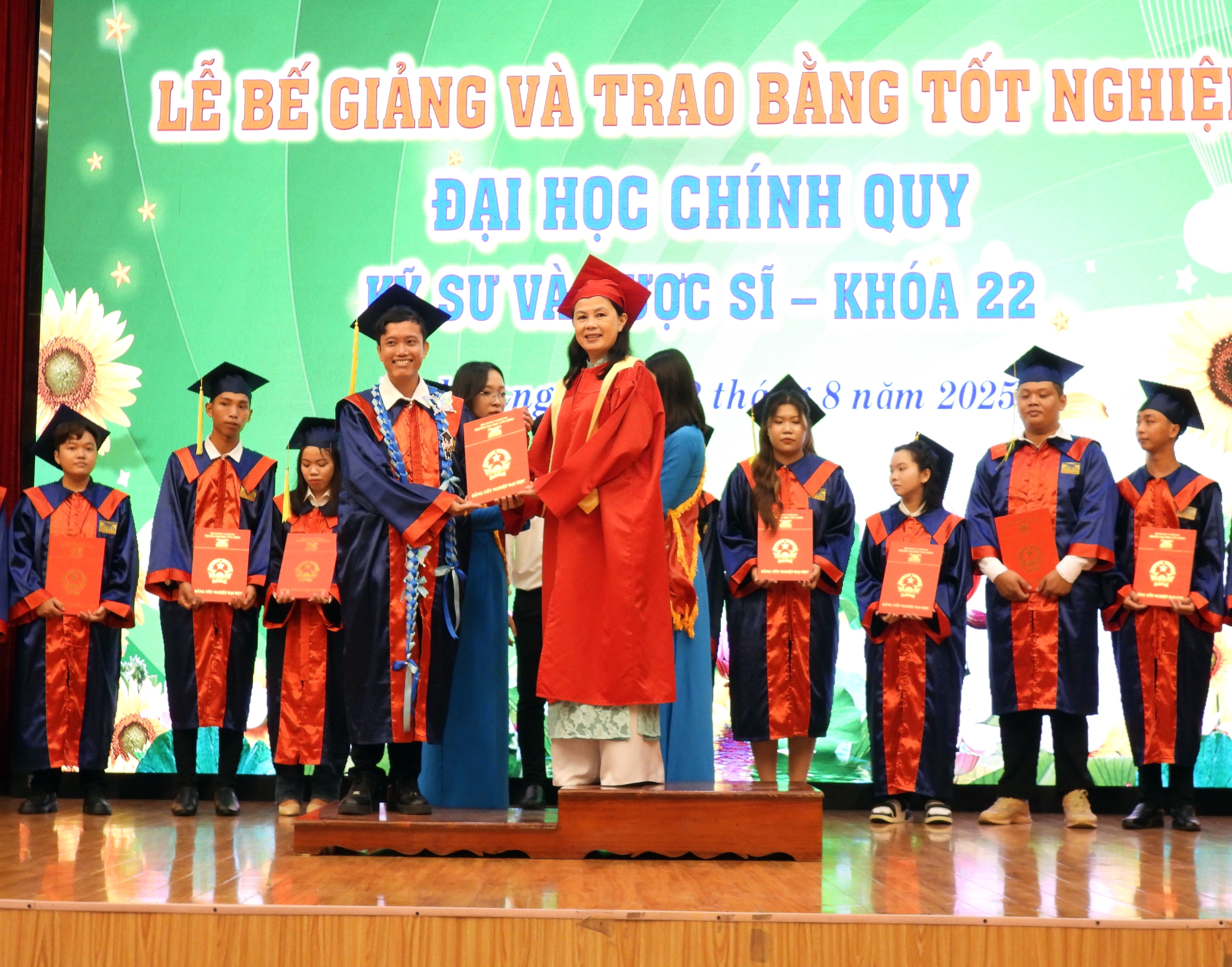 T&acirc;n dược sĩ ph&aacute;t biểu x&uacute;c động tại lễ tốt nghiệp ở Trường ĐH Cửu Long - Ảnh 6.