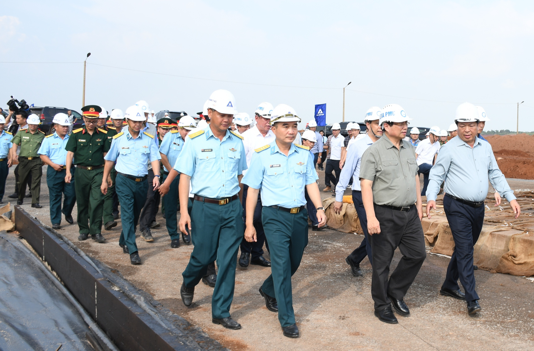 H&igrave;nh ảnh Thủ tướng Phạm Minh Ch&iacute;nh kiểm tra tiến độ s&acirc;n bay Long Th&agrave;nh- Ảnh 1.