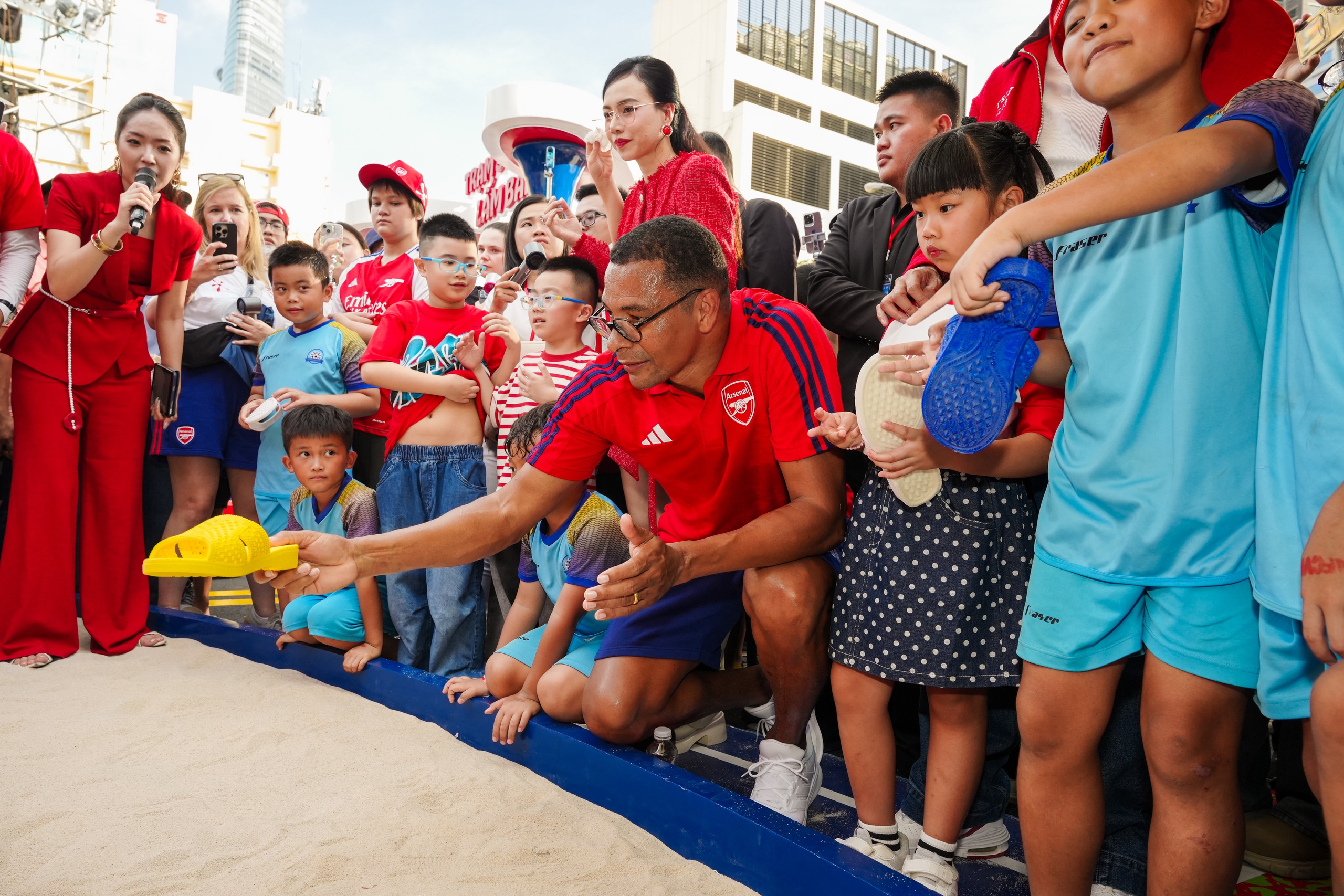 Huyền thoại bóng đá Gilberto Silva gây náo loạn phố đi bộ Nguyễn Huệ- Ảnh 3.